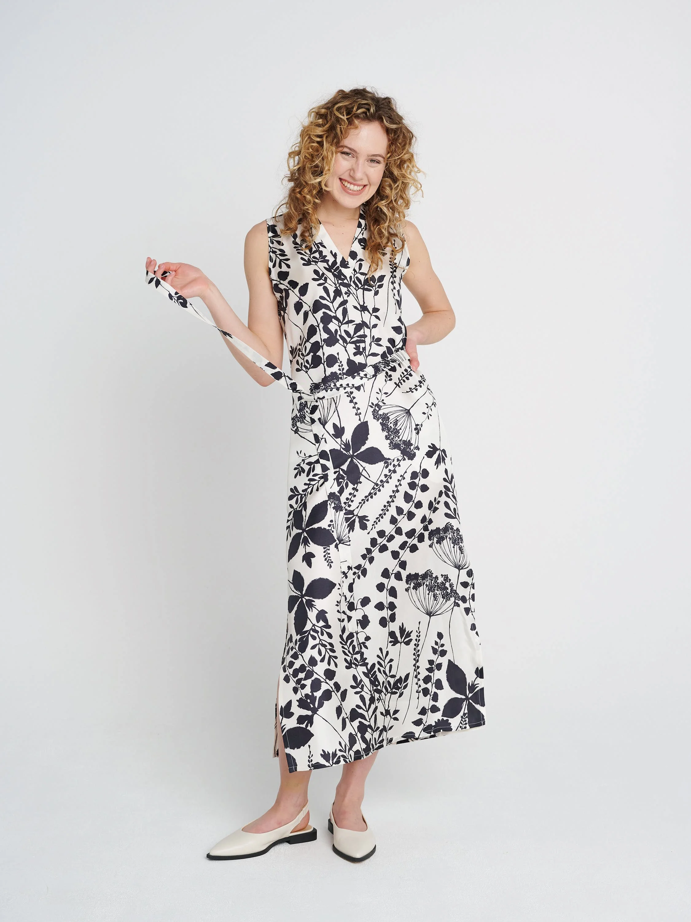 Elegant-lässiges Sommerkleid ohne Ärmel, Knöchellang mit Schlitz und passendem Bintegürtel in schwarz/ weiß Blumenmuster.