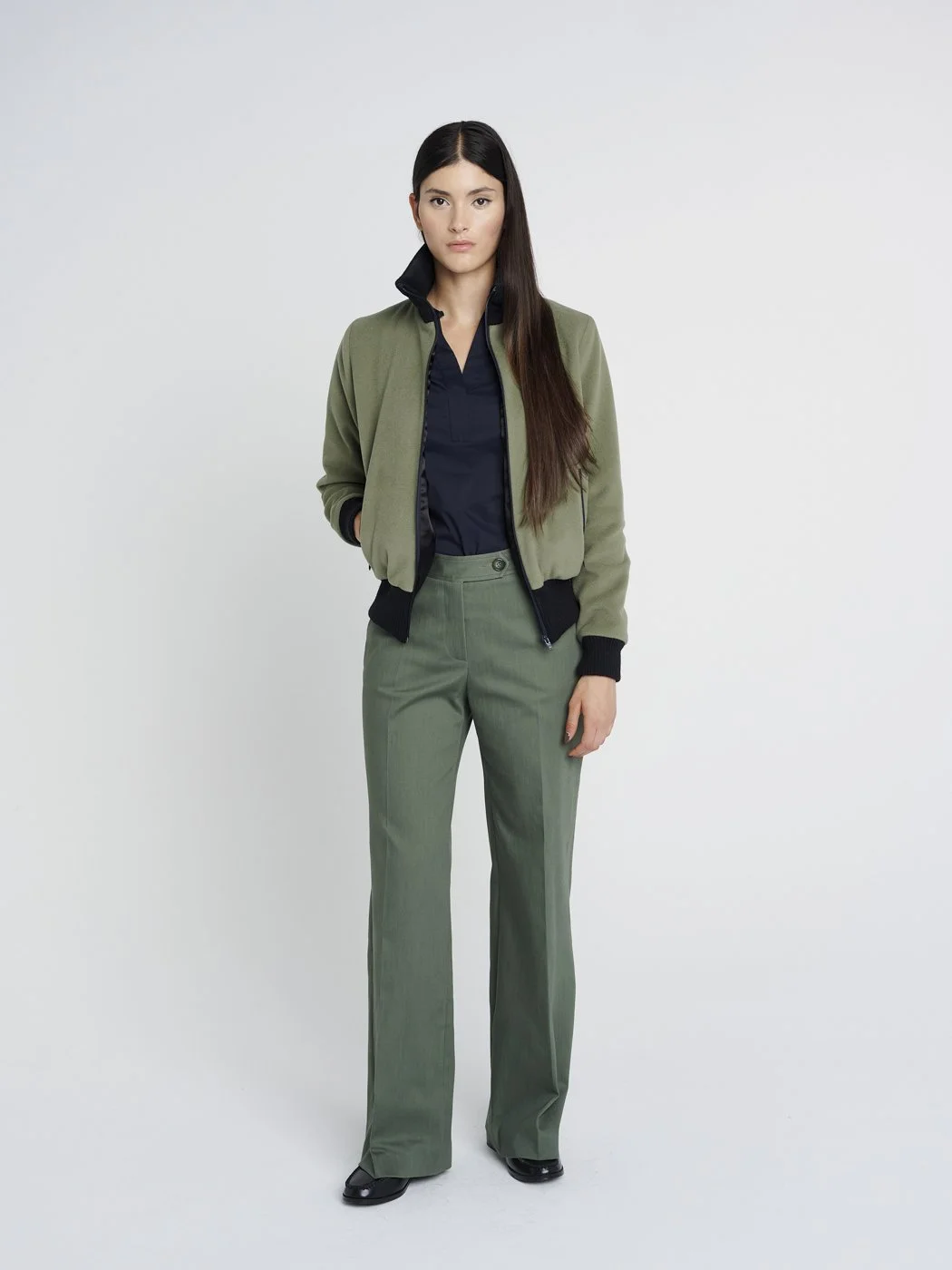 Sportliche Anzughose mit weitem Bein, smart-casual-Look in oliv-grün.