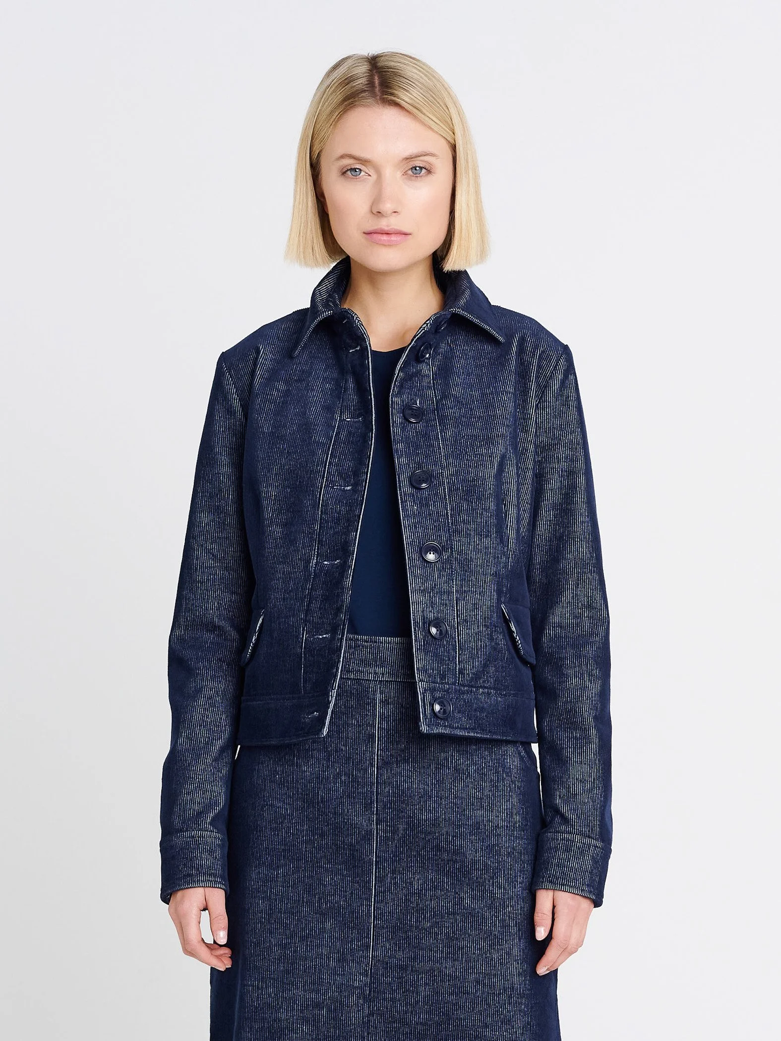 Lässig-elegante Cord-Jacke mit Kragen, Klappentaschen und Knöpfen in dunkelblau
