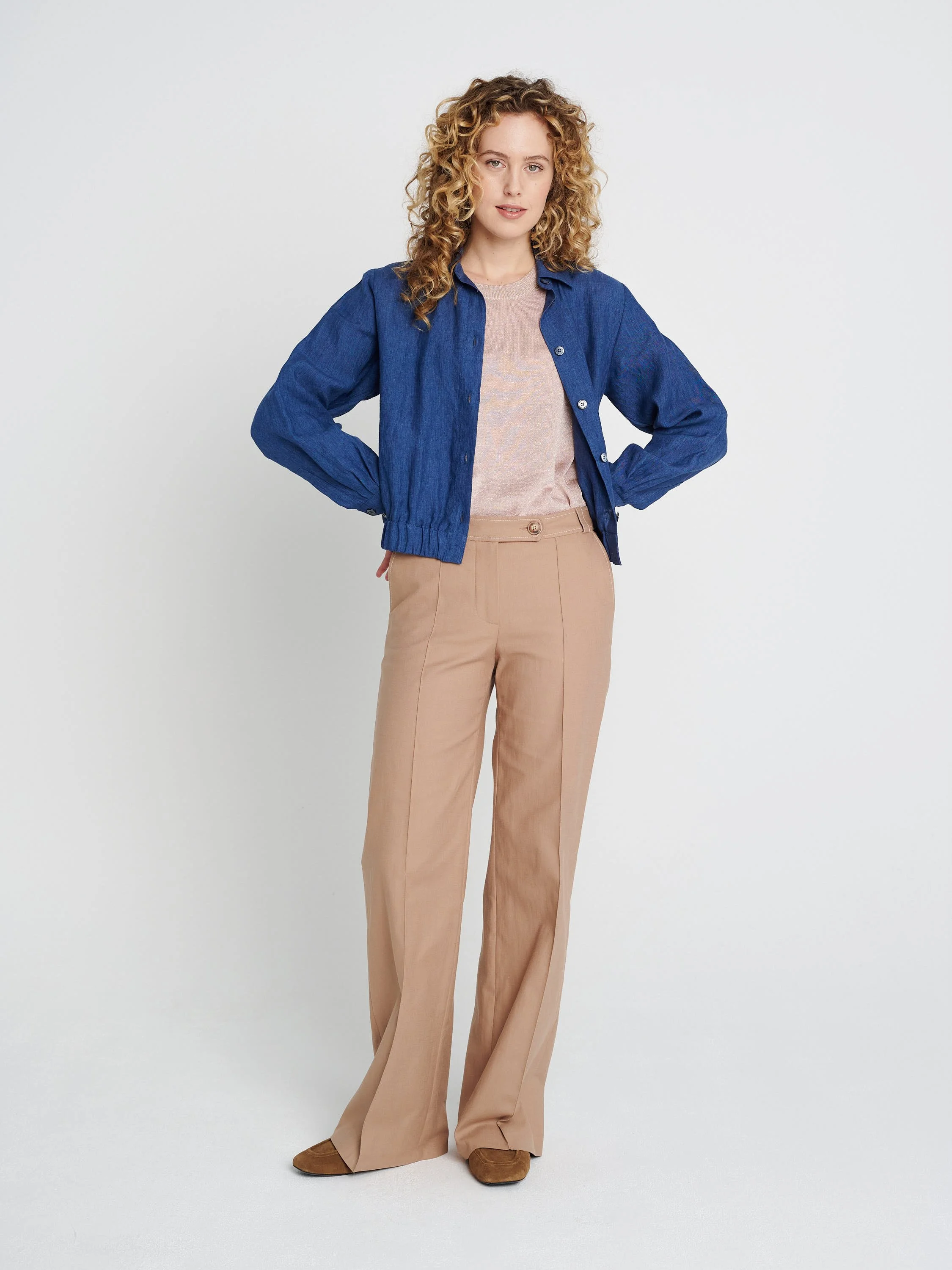 Hemdblouson aus Leinen mit lockeren Ärmeln und schmalen Manschetten in blau.