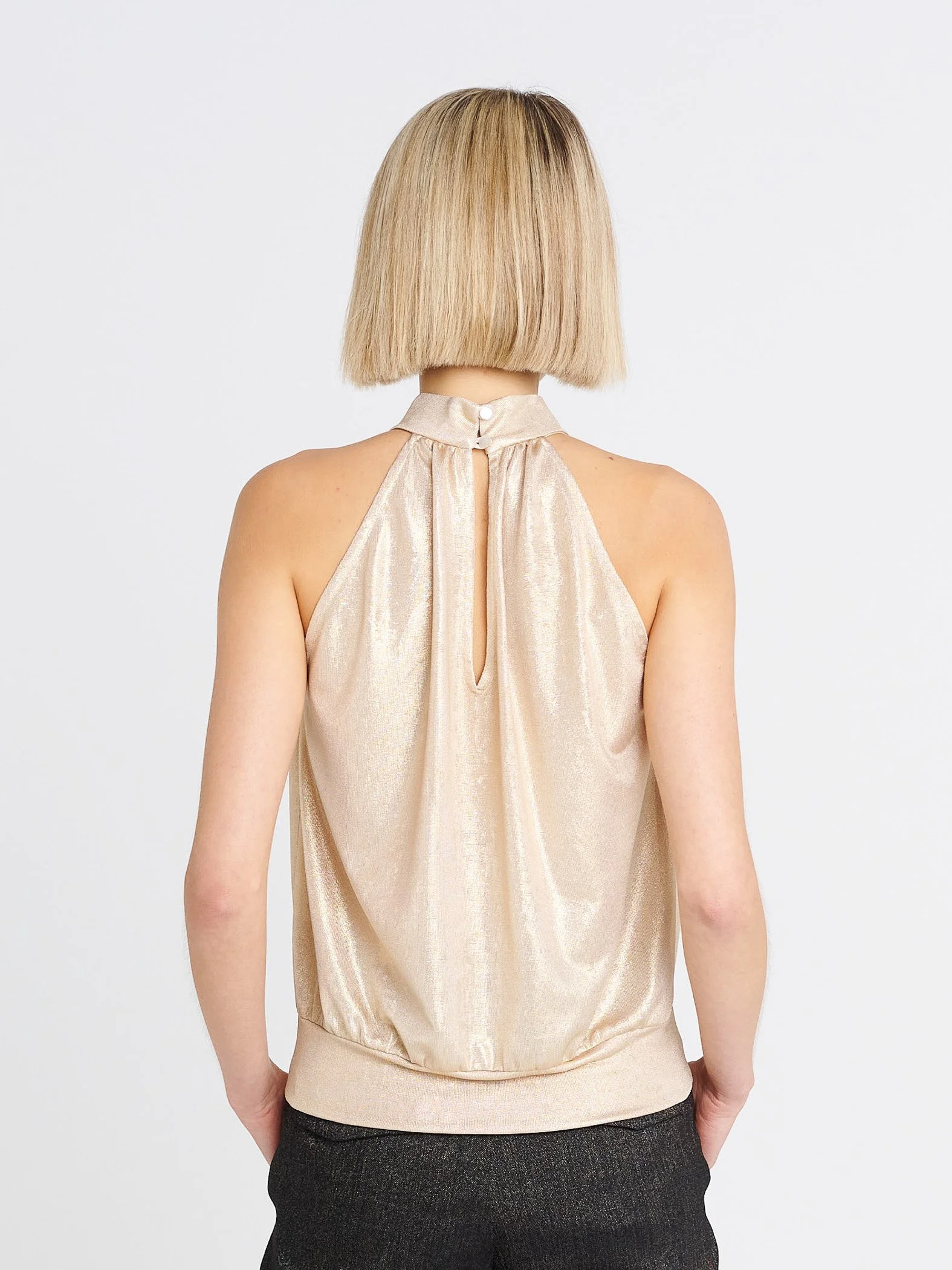 Zeitloses Neckholder- Top in Gold mit Raffung am Kragen und ohne Ärmel
