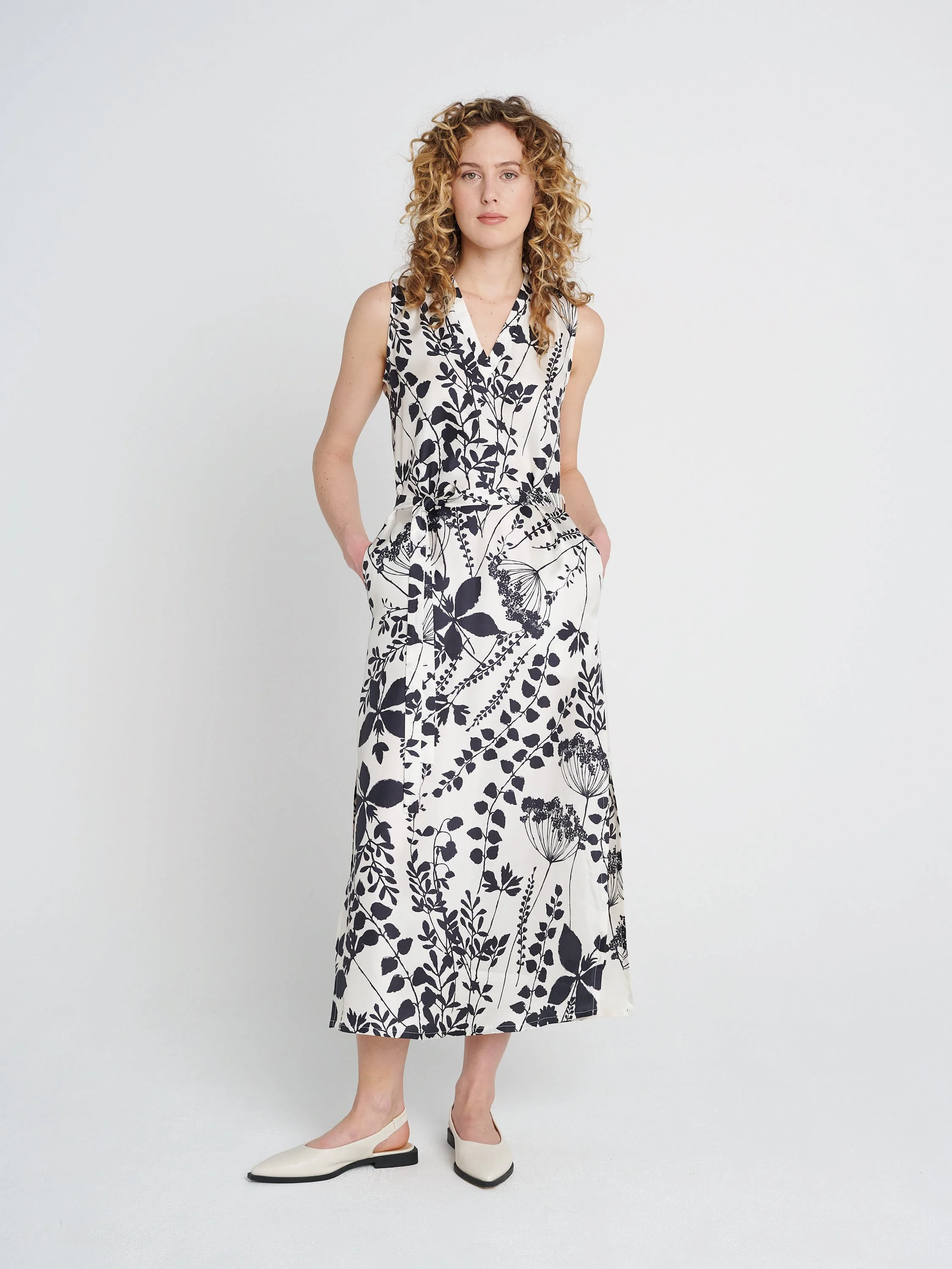 Elegant-lässiges Sommerkleid ohne Ärmel, Knöchellang mit Schlitz und passendem Bintegürtel in schwarz/ weiß Blumenmuster.