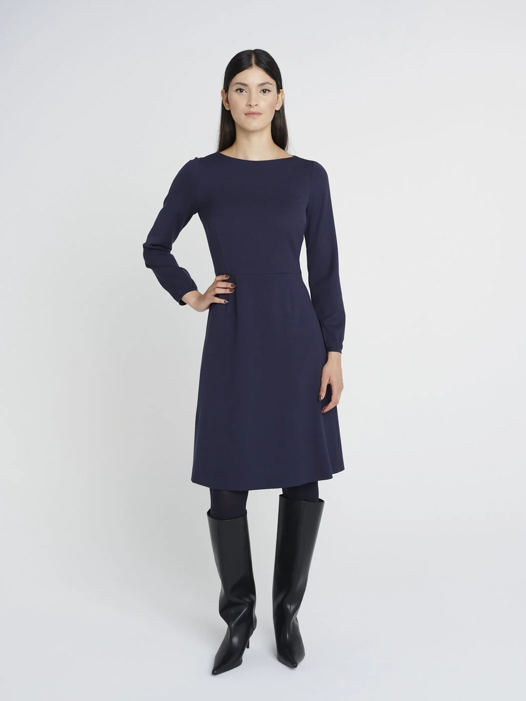 Knielanges, tailliertes Winterkleid aus dunkelblauer Schurwolle, weiter Rock und Rundhalsausschnitt.