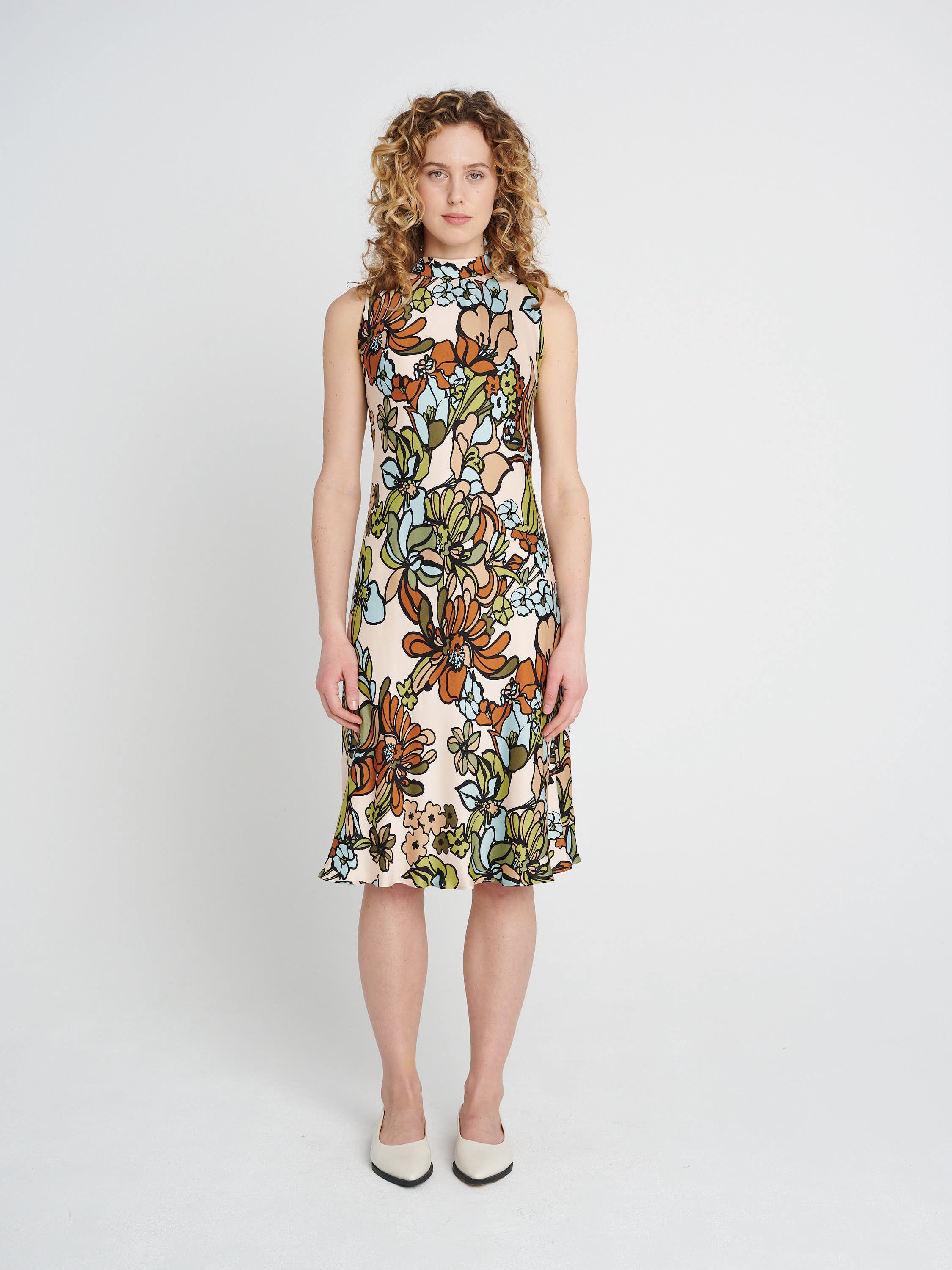 Ärmelloses Kleid mit Neckholder, shwingendem Saum und figurschmeichelnder Silhouette rosa/ grün floral gemustert.