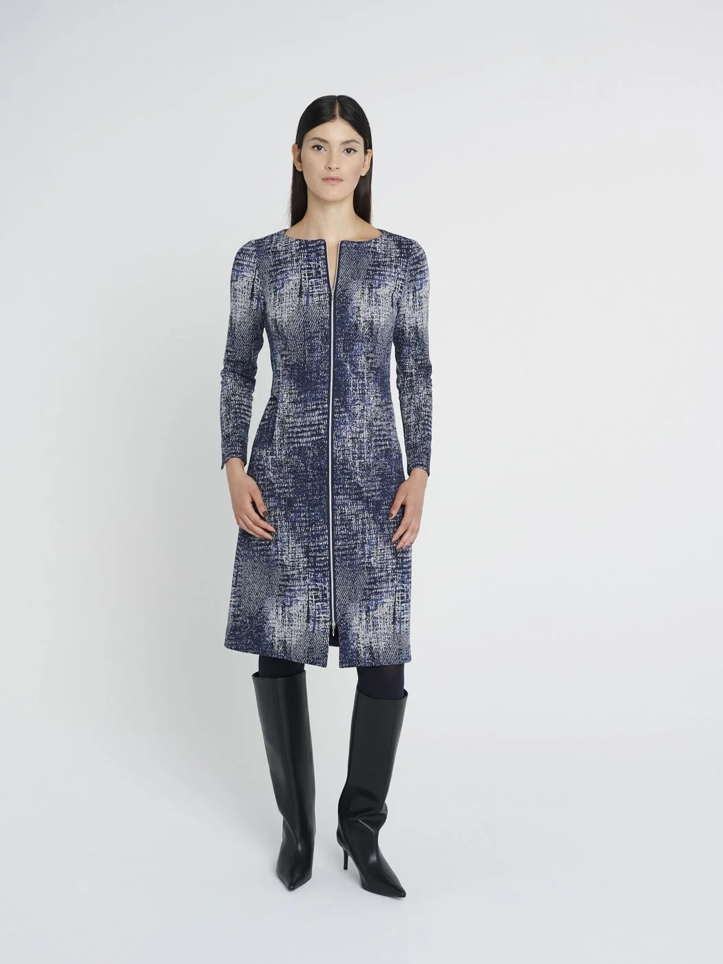 Blau/ weiß/ schwarzes Reißverschlusskleid im Retrolook mit Rundhalsausschnitt und schmalen Ärmeln, knielang.