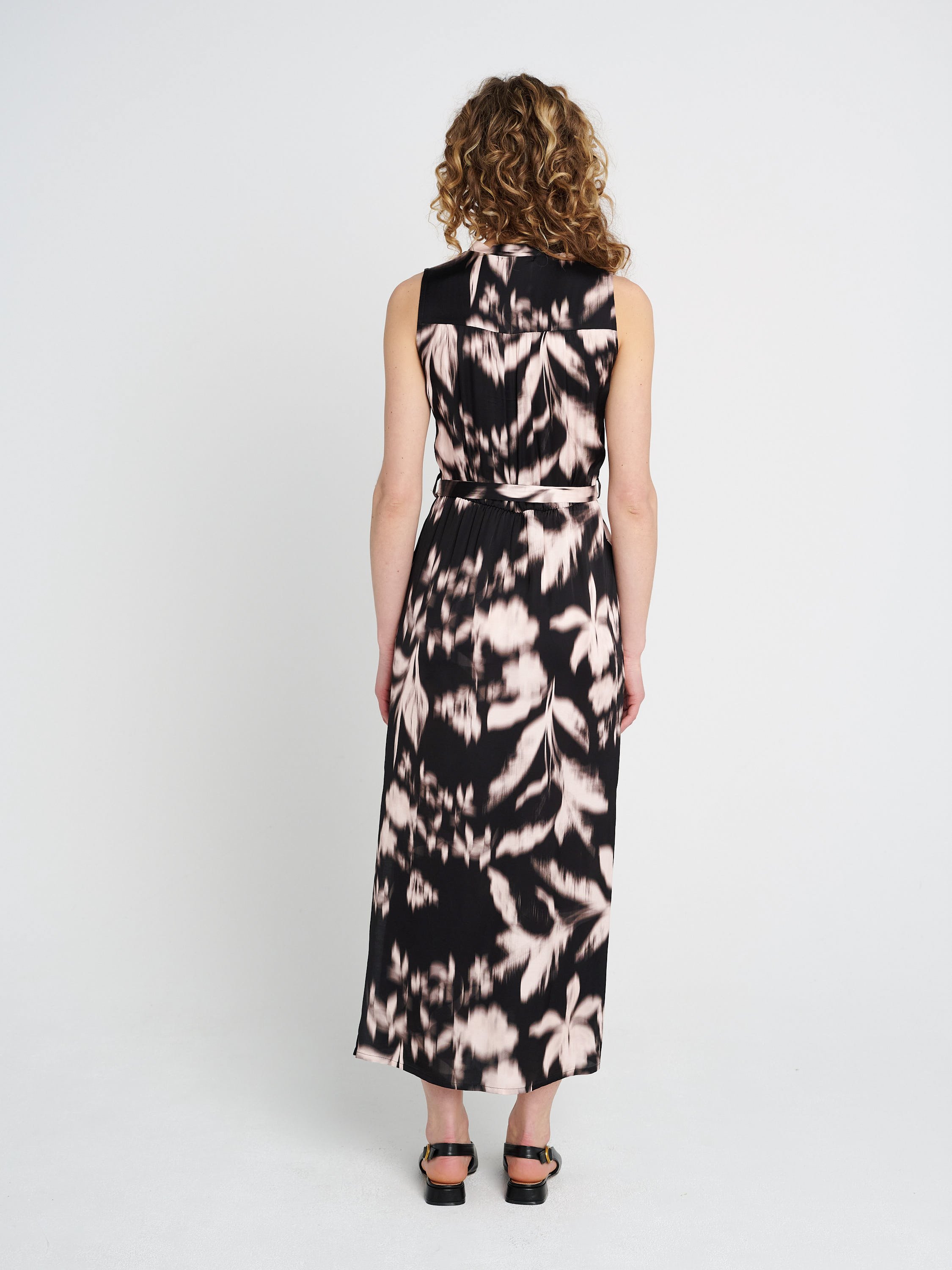 Ärmelloses Viskosekleid mit eingefasstem V-Ausschnitt, Schlitzen und optionalem Gürtel, schwarz-rosa gemustert