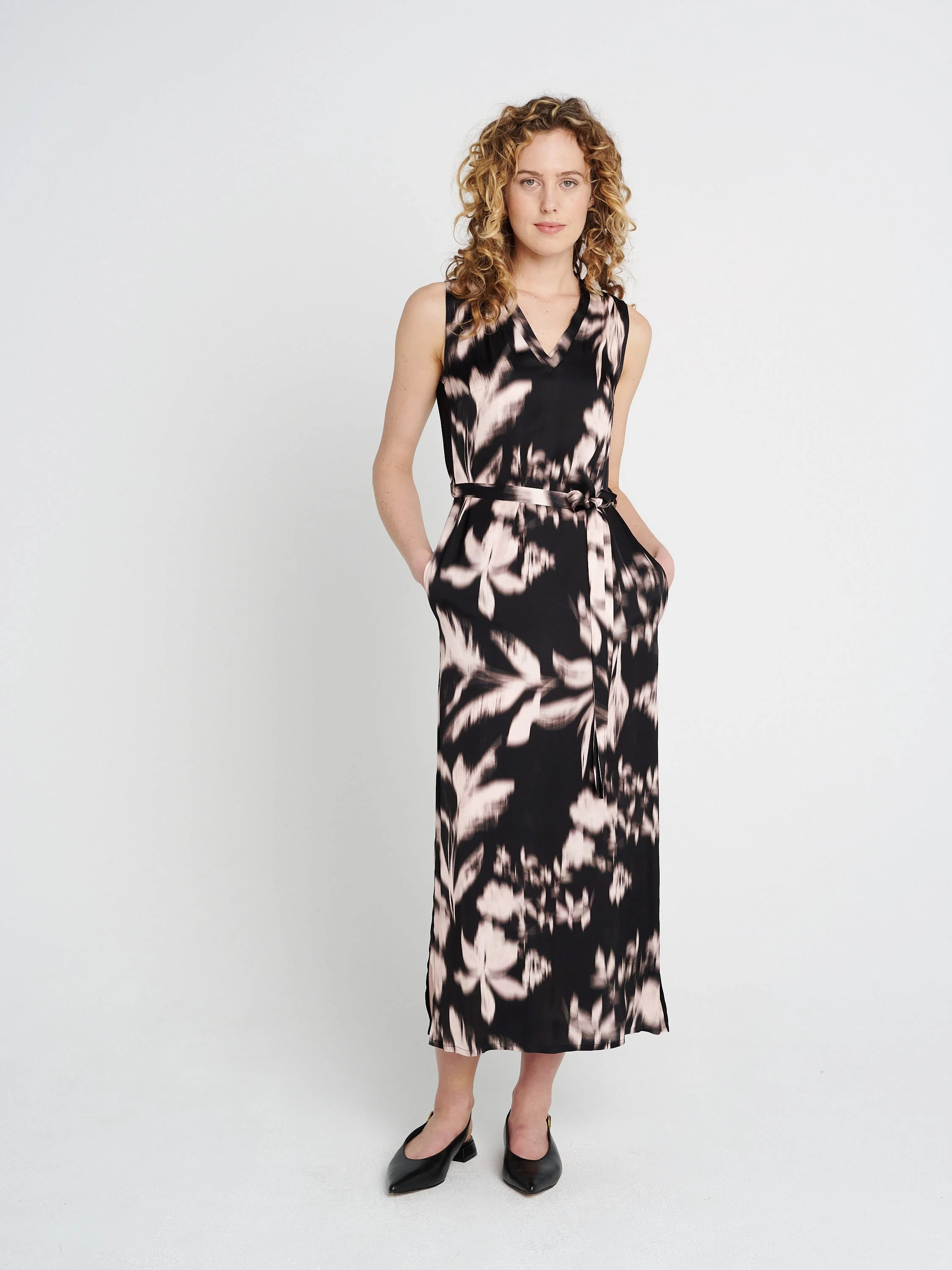 Ärmelloses Viskosekleid mit eingefasstem V-Ausschnitt, Schlitzen und optionalem Gürtel, schwarz-rosa gemustert