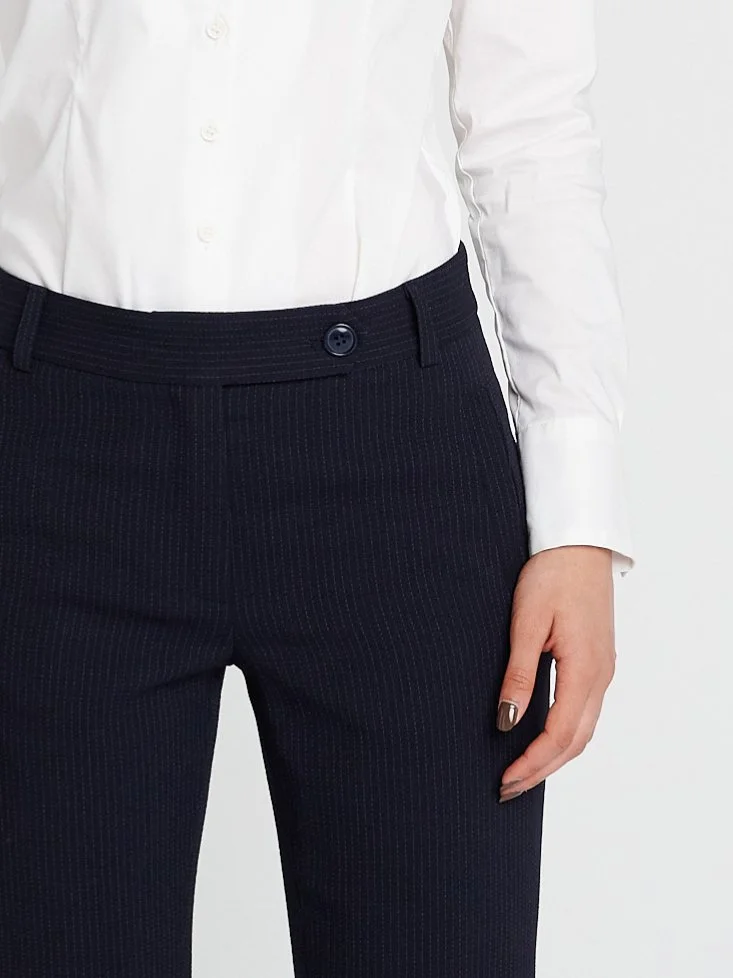 Elegante Pumphose aus Schurwolle in dunkelblau mit Nadelstreifen, Leistentaschen vorne und Klappentaschen hinten.
