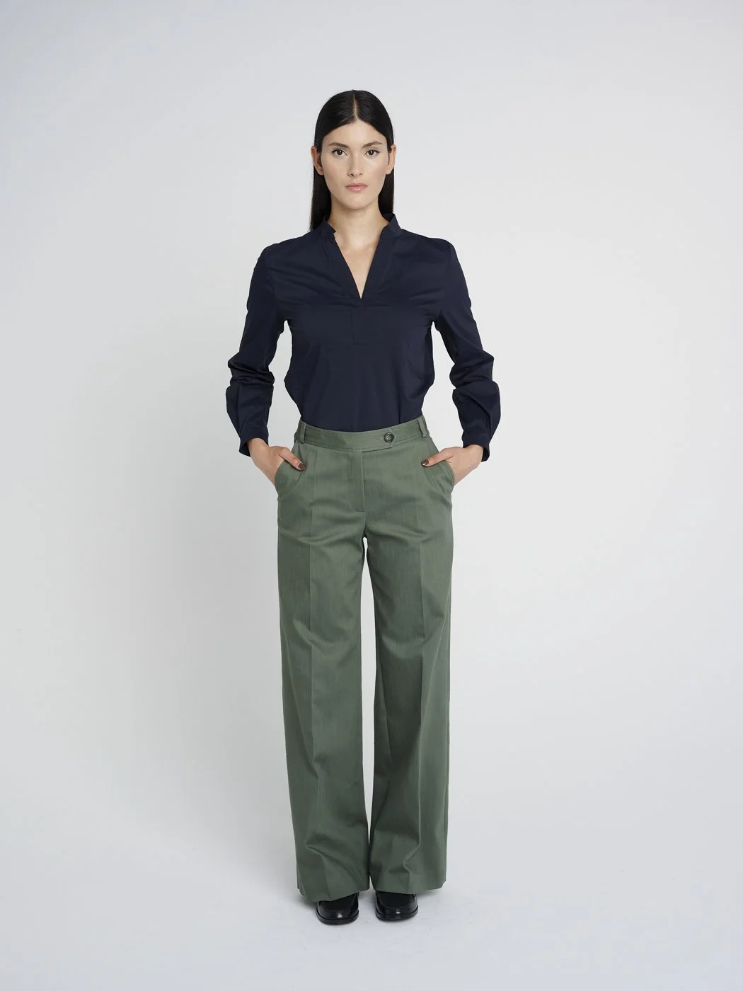 Sportliche Anzughose mit weitem Bein, smart-casual-Look in oliv-grün.
