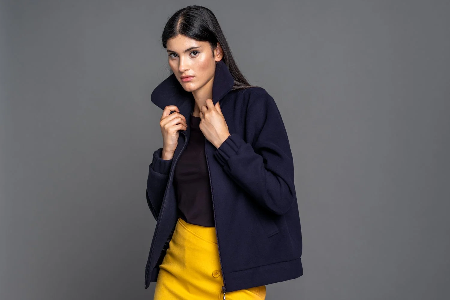 Blousonjacke in dunkellila mit großem Kragen und breiten Taschen.