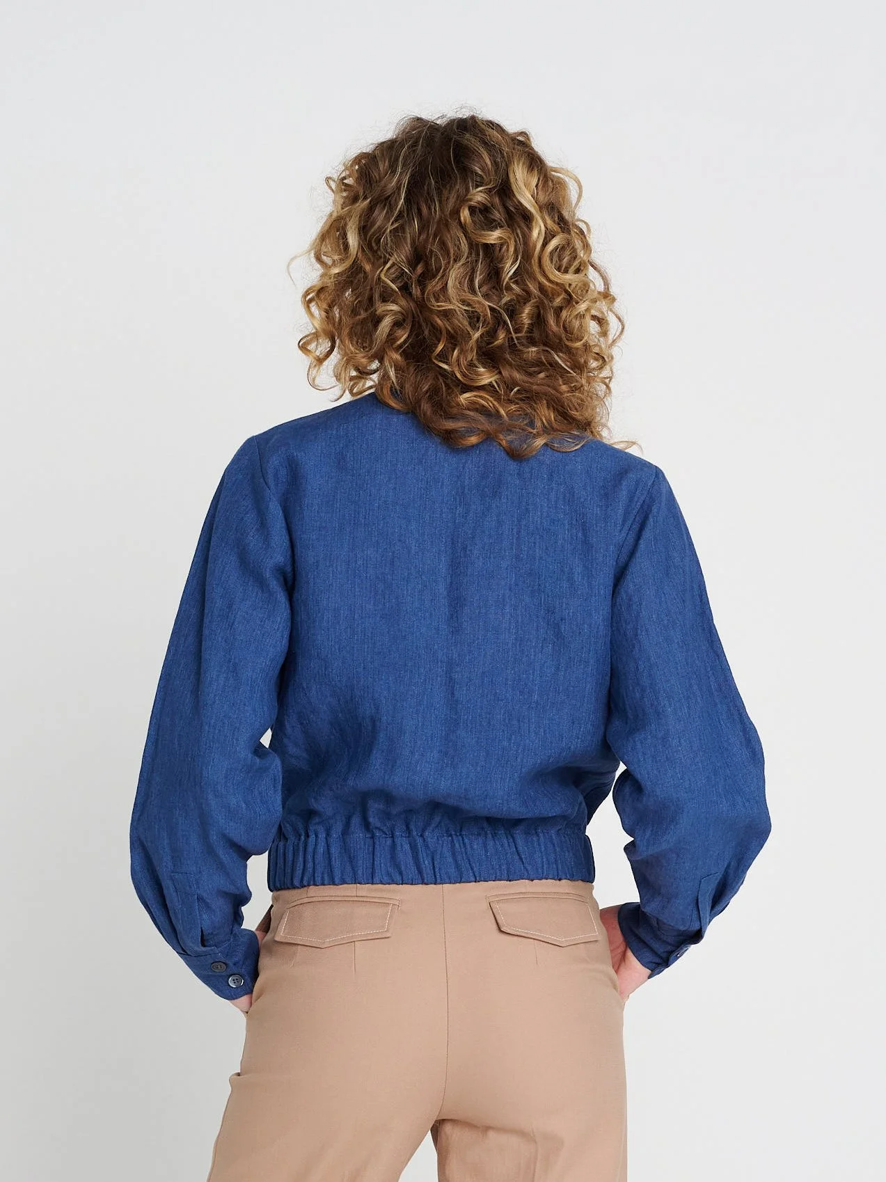 Hemdblouson aus Leinen mit lockeren Ärmeln und schmalen Manschetten in blau.