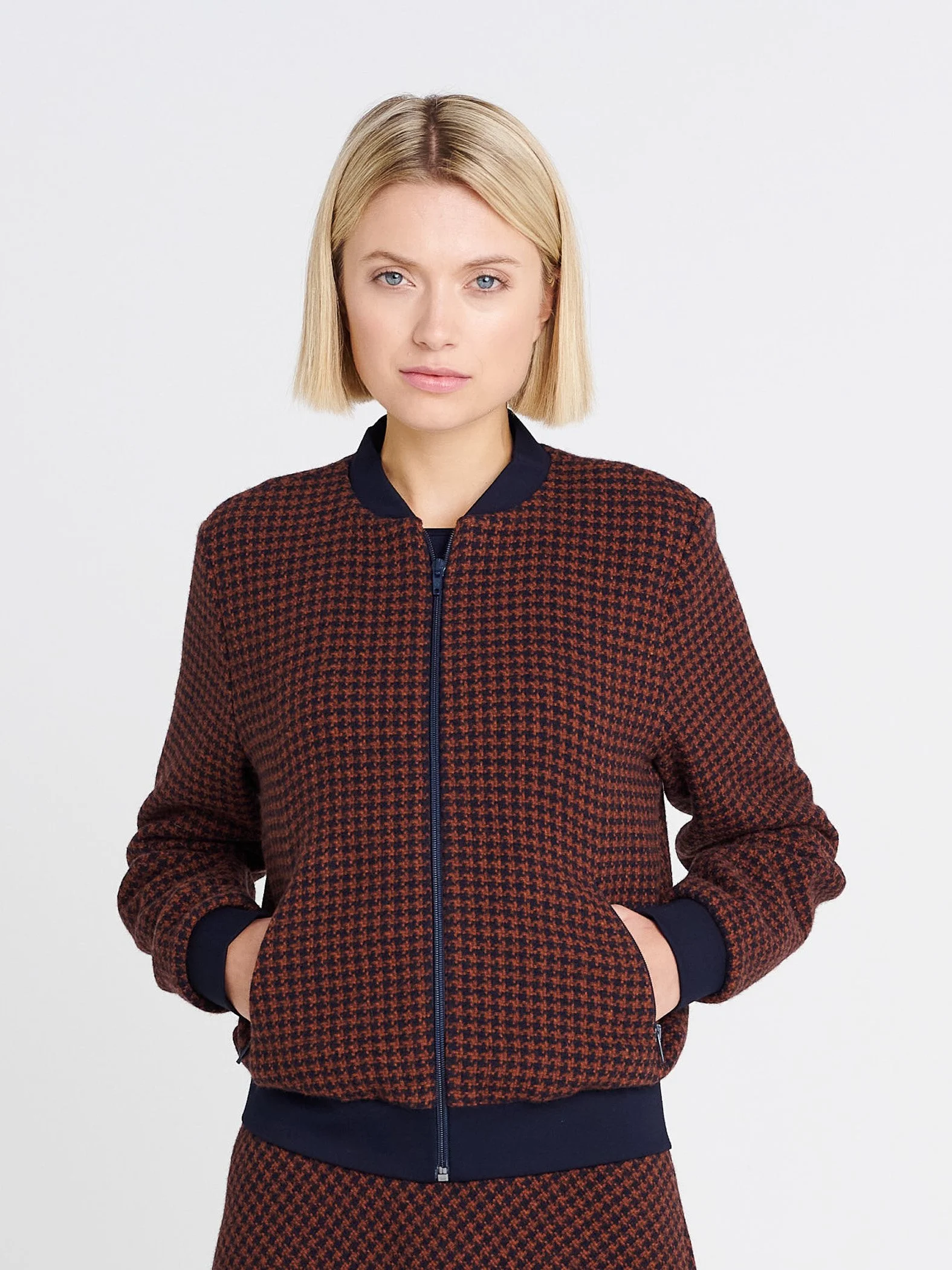 Blouson-Jacke mit Strickbündchen und -kragen in braun/dunkelblau hahnentritt