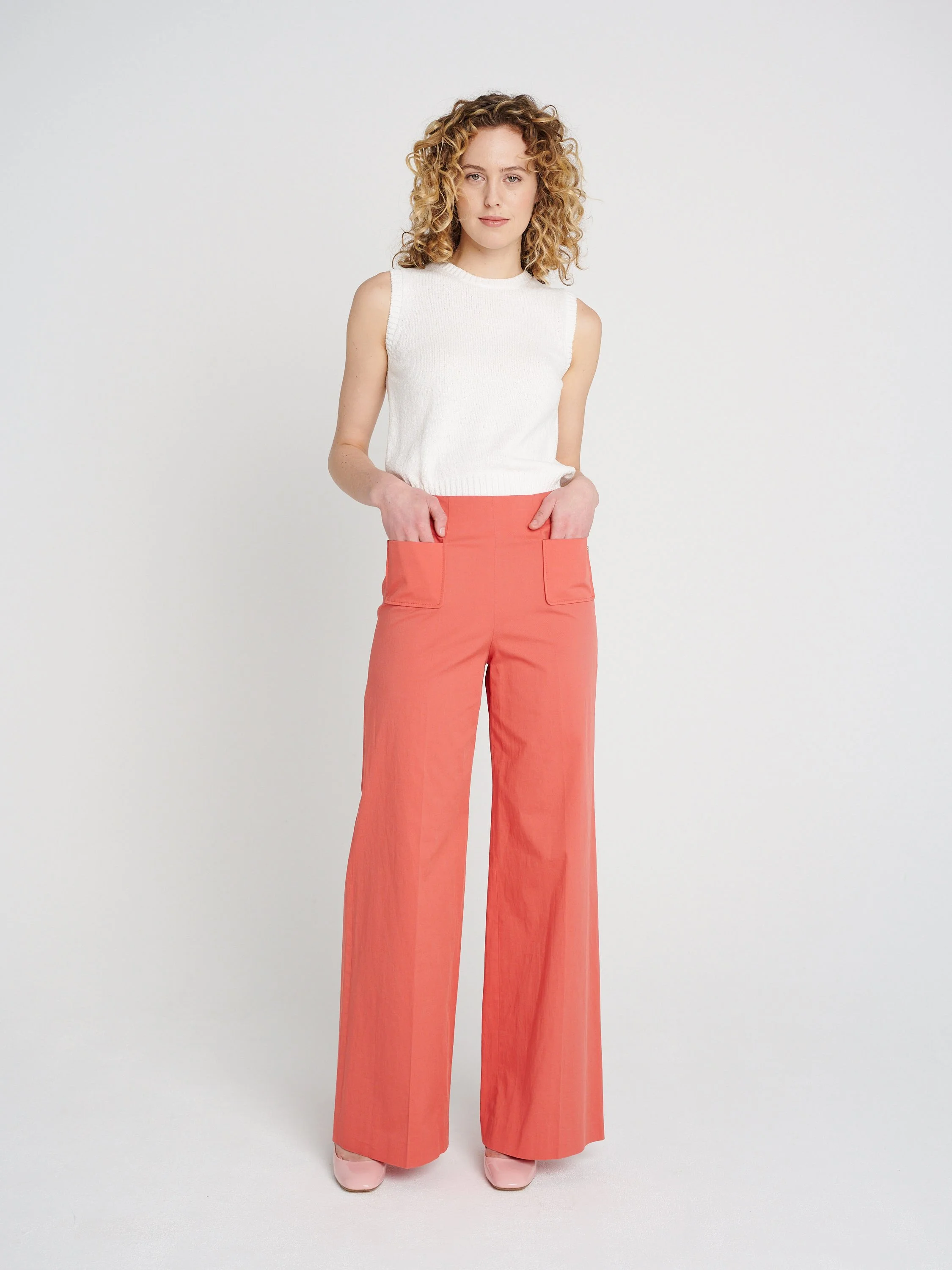 Retro-Hose mit weitem Bein, Bügelfalte, lässig-cool in orange-pink mit eckigen Taschen