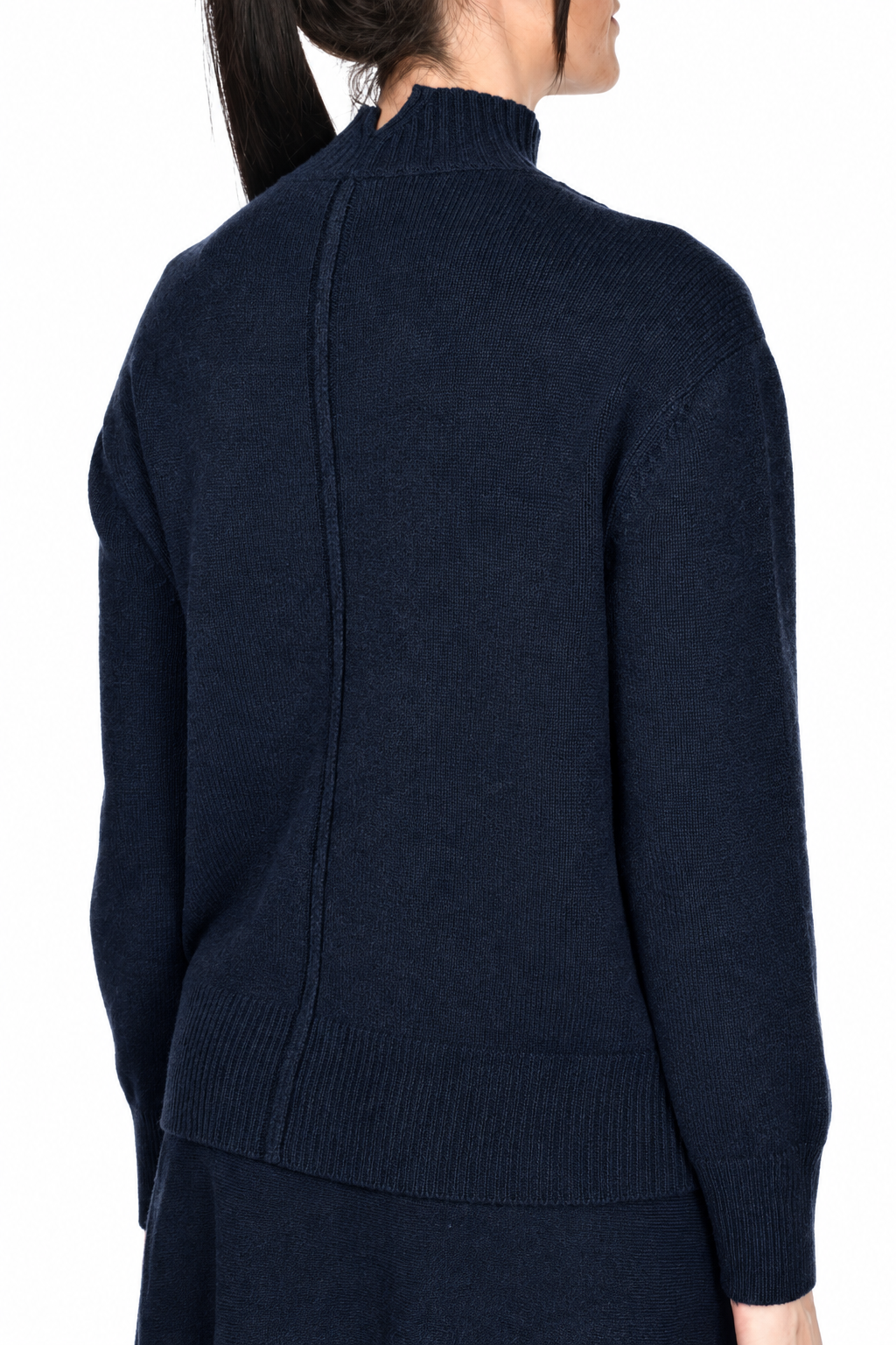 Dunkelblauer Strickpullover von Gran Sasso, kleiner Kragen, locker geschnitten.