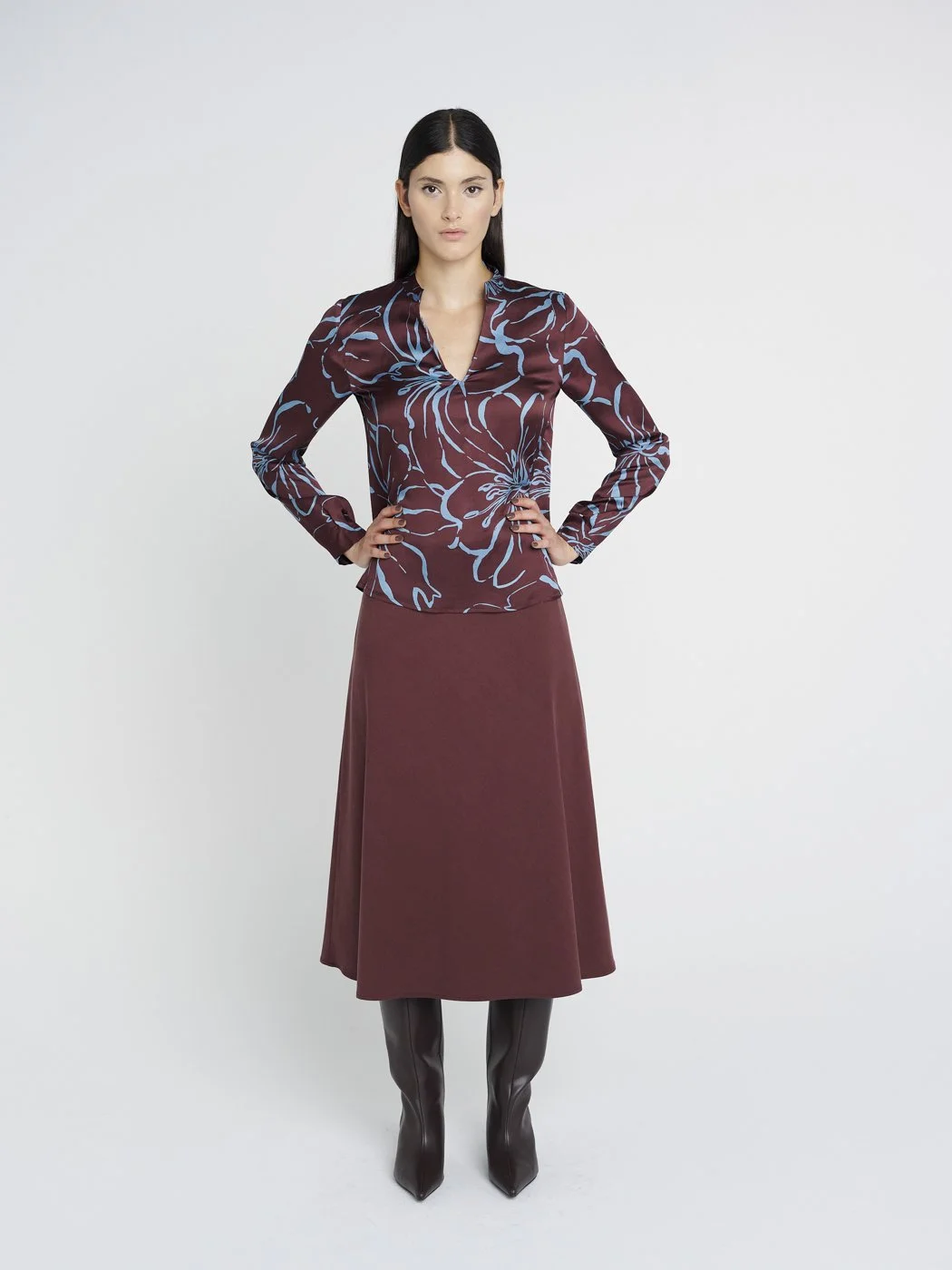 Elegante Bluse aus Viskose in hellblau und dunkelrot, lange Ärmel und V-Ausschnitt.