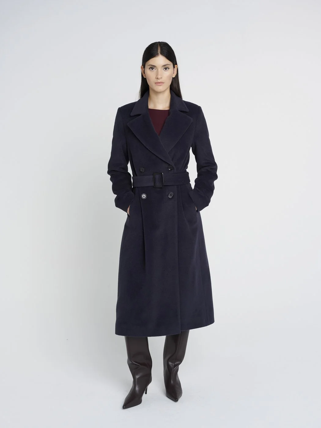 Elegantes, feminines Kleid mit schwingendem Rock und langen Ärmeln in dunkelrot, Oberteil eng geschnitten, darüber Mantel COLE..