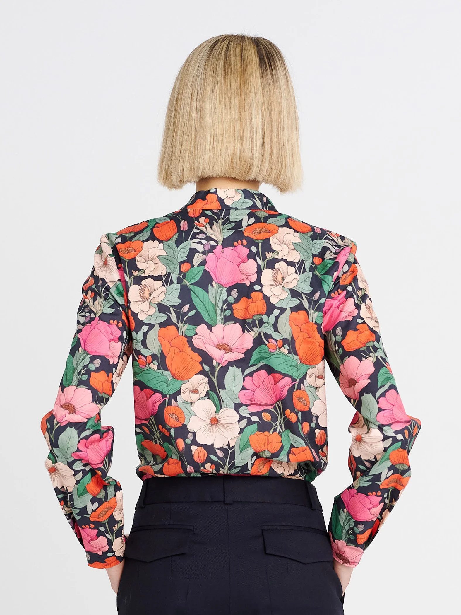 Elegante Tunika mit kleinem Kragen und V-Ausschnitt mit Falten am Ärmeln in floral gemustert