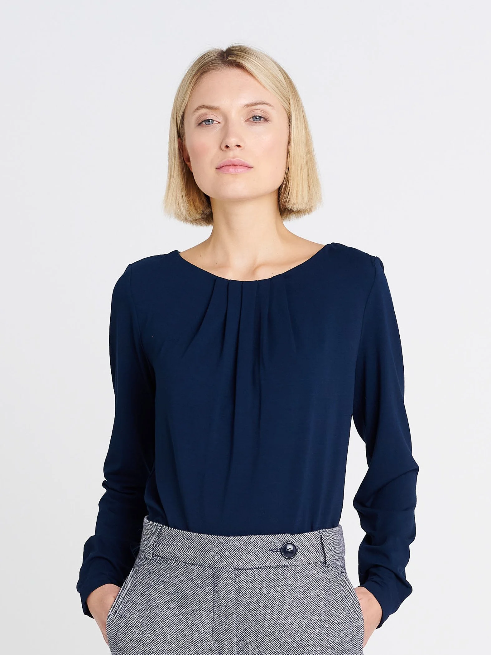 Elegantes Langarmshirt in dunkelblau mit gelegten Falten am Ausschnitt
