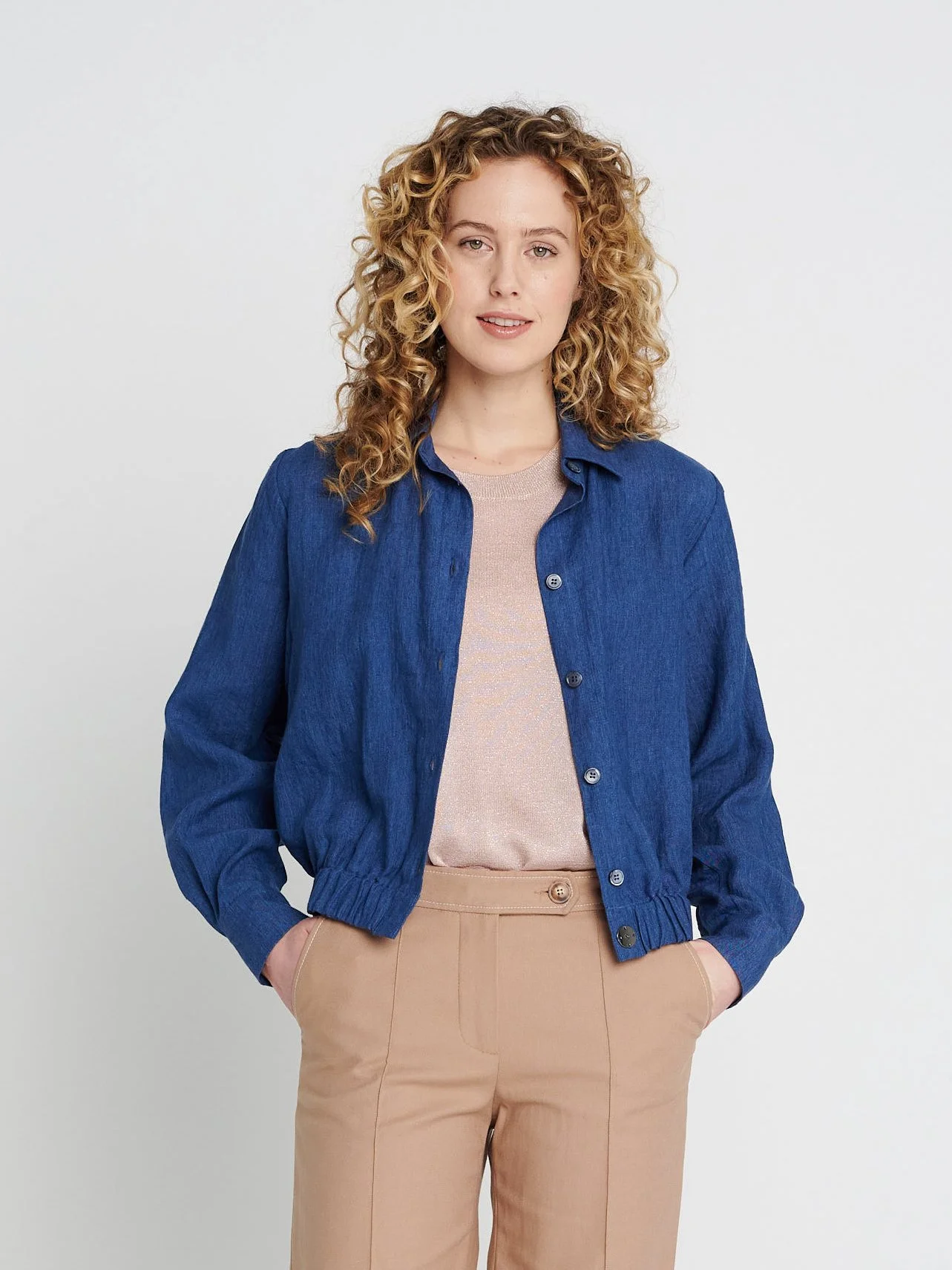 Hemdblouson aus Leinen mit lockeren Ärmeln und schmalen Manschetten in blau.