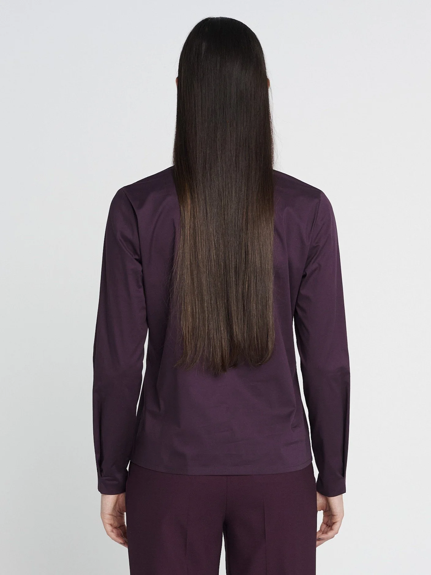 Lässig-elegante Tunika mit V-Ausschnitt und langen  Ärmeln, schmal am Handgelenk in dunkellila.