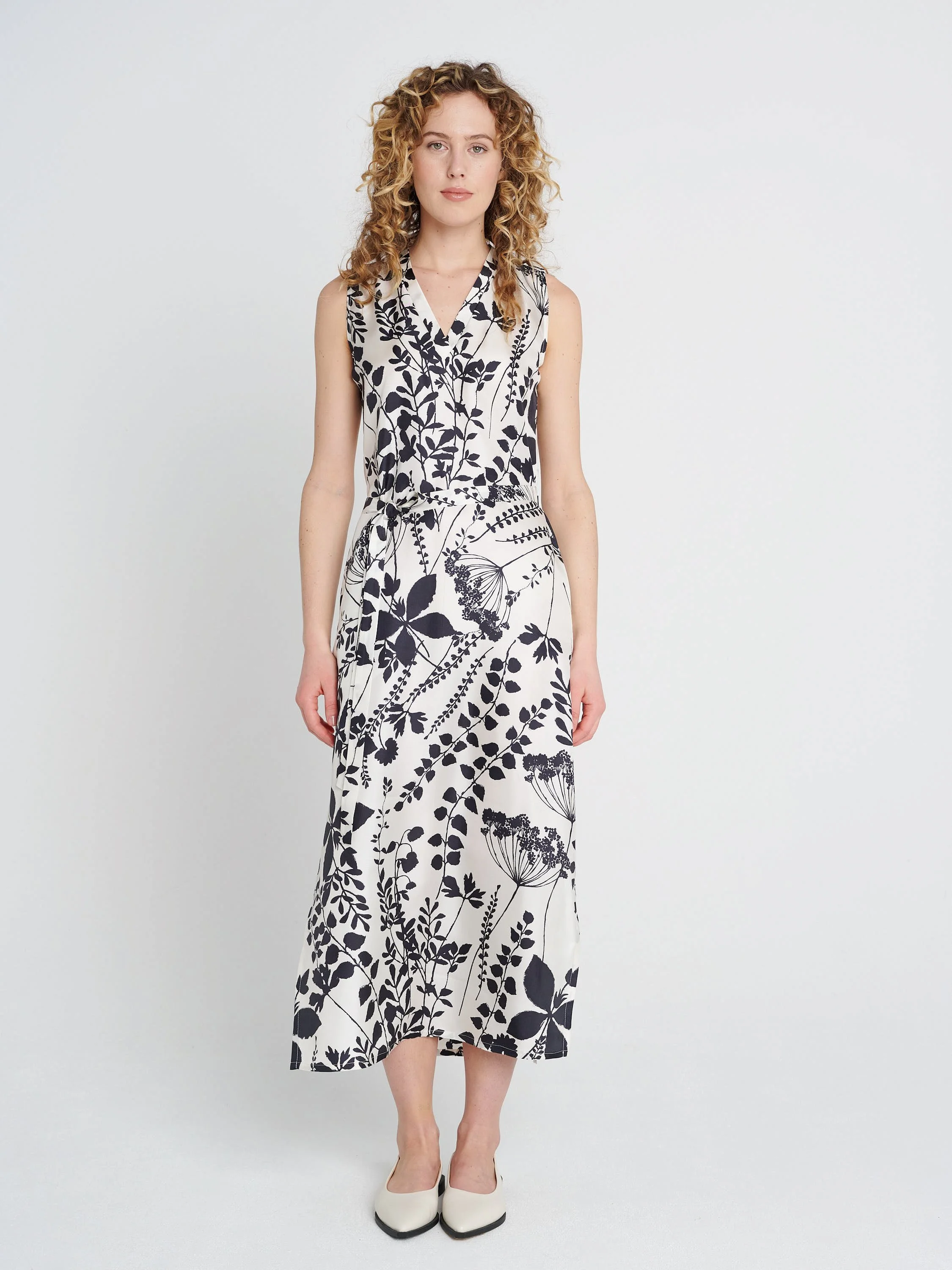 Elegant-lässiges Sommerkleid ohne Ärmel, Knöchellang mit Schlitz und passendem Bintegürtel in schwarz/ weiß Blumenmuster.