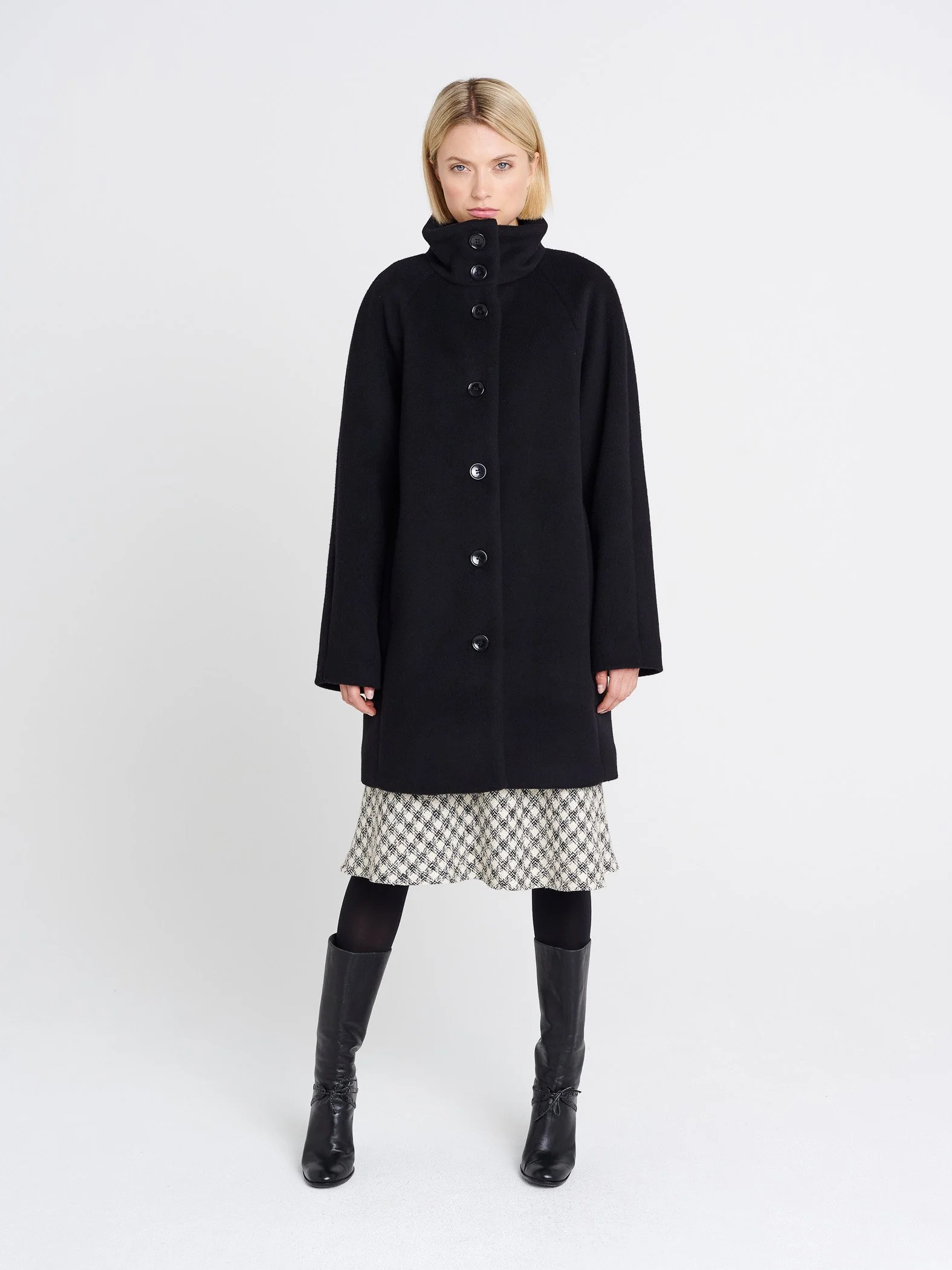Rock Patrizia schwarz weiß Shirt Naomi schwarz Mantel Bill schwarz-2627.jpg