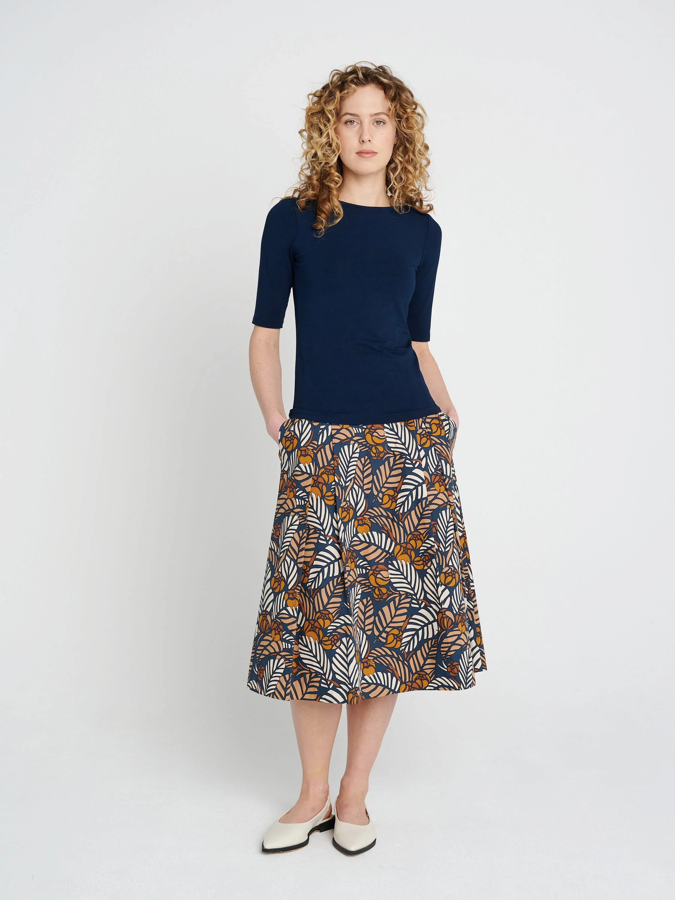 Enges T-Shirt mit U-Boot-Ausschnitt und engen, halblangen Ärmeln aus Jersey in dunkelblau.