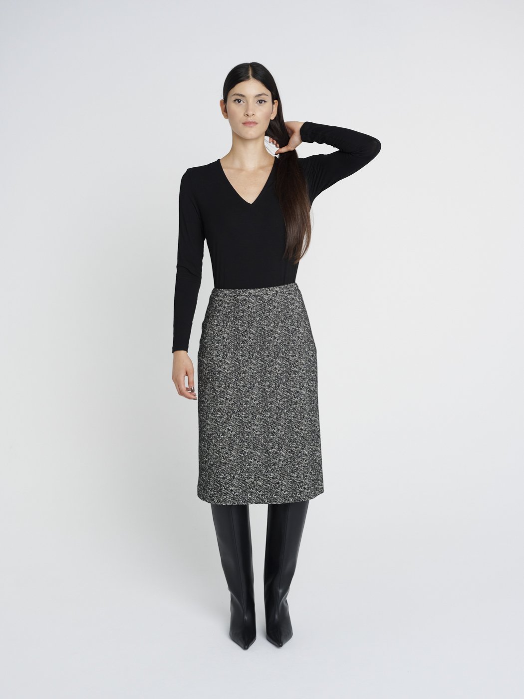 Figurbetontes Langarmshirt mit tiefem V-Ausschnitt und schmalen Ärmeln in schwarz