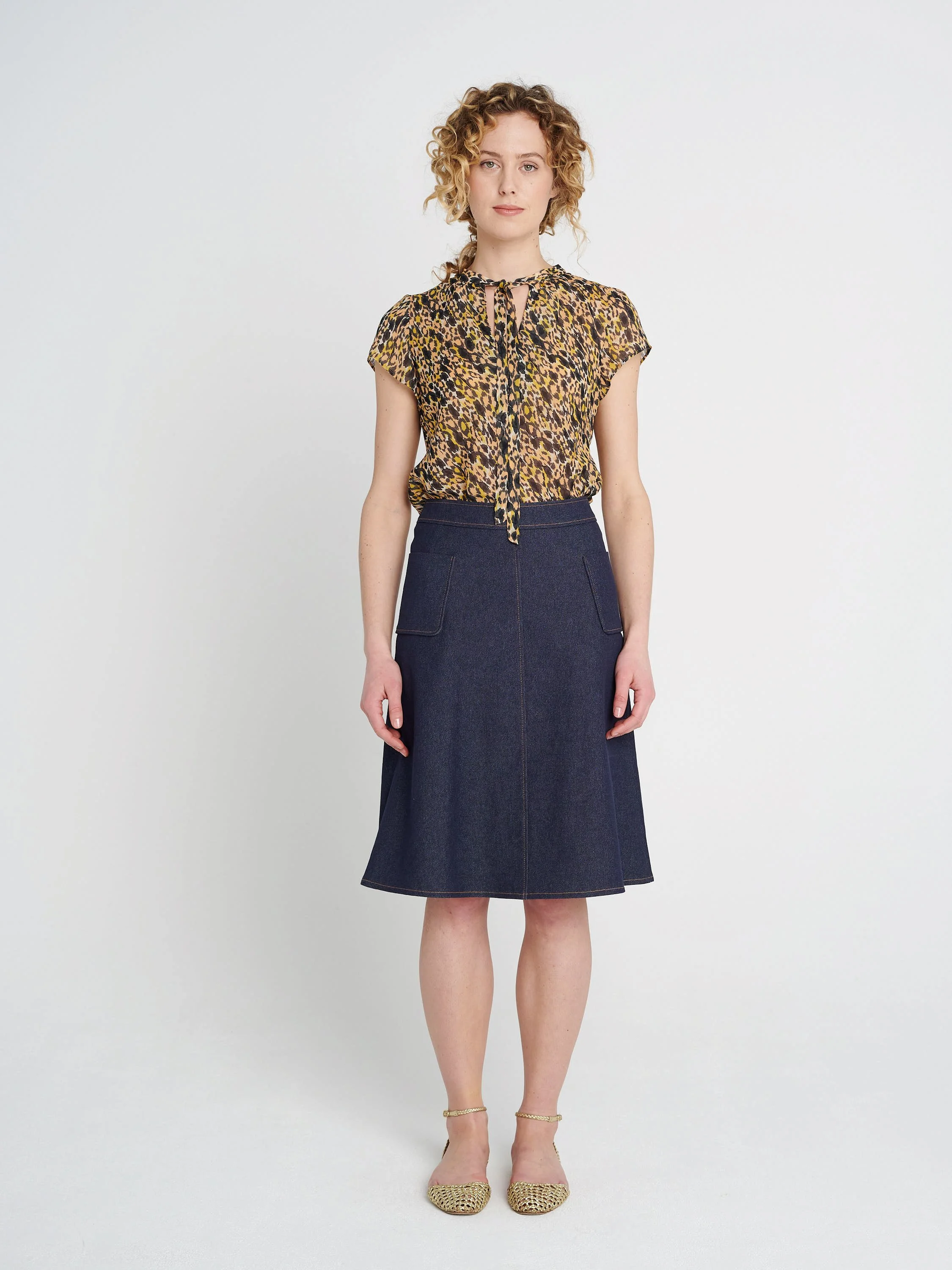 Knielanger A-Linien Rock aus Denim in dunkelblau mit aufgenähten Taschen und farbigen Nähten