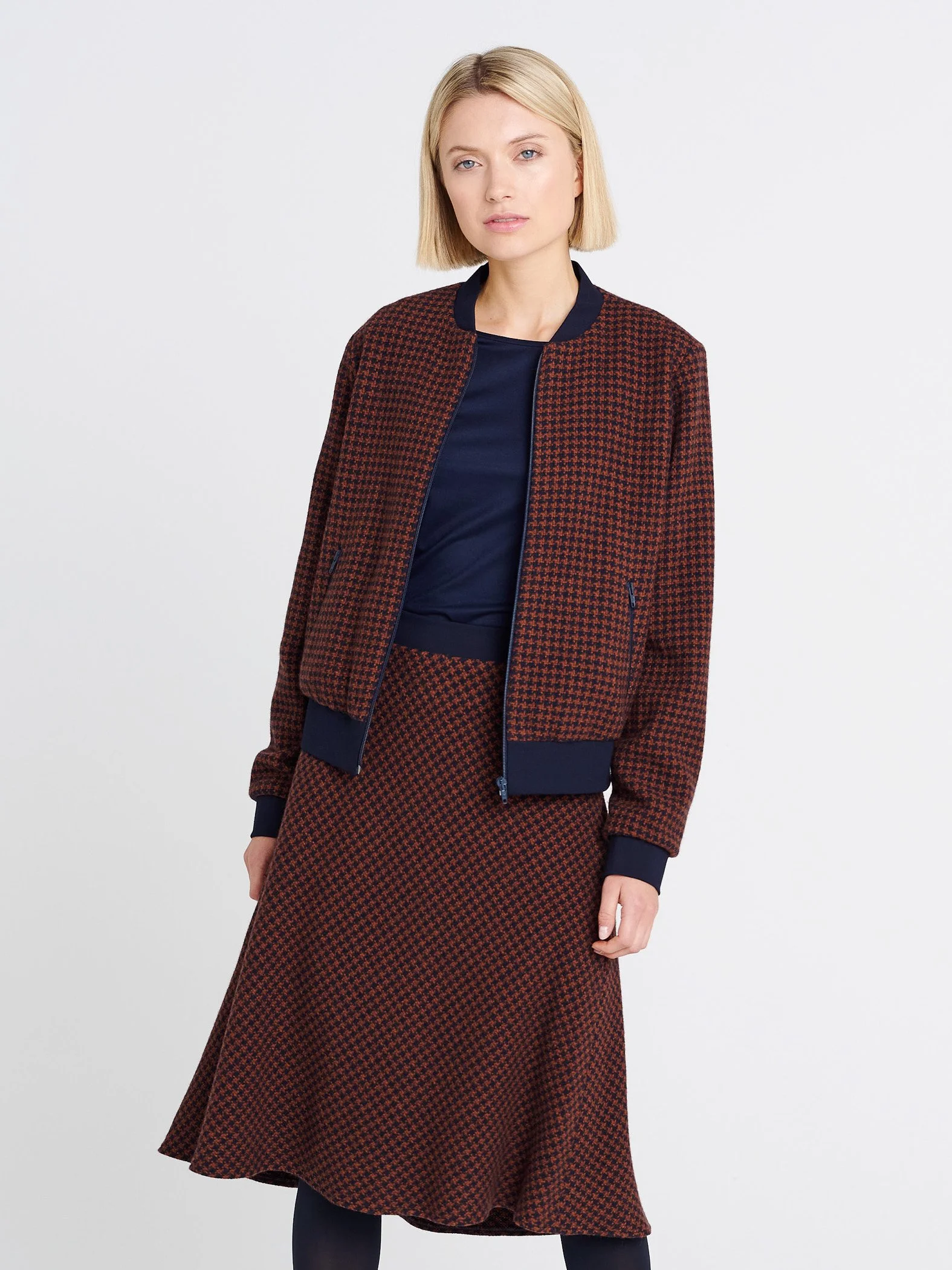 A-Linien Rock mit modernem Look und Gummi-Bündchen in braun-dunkelblau gemustert