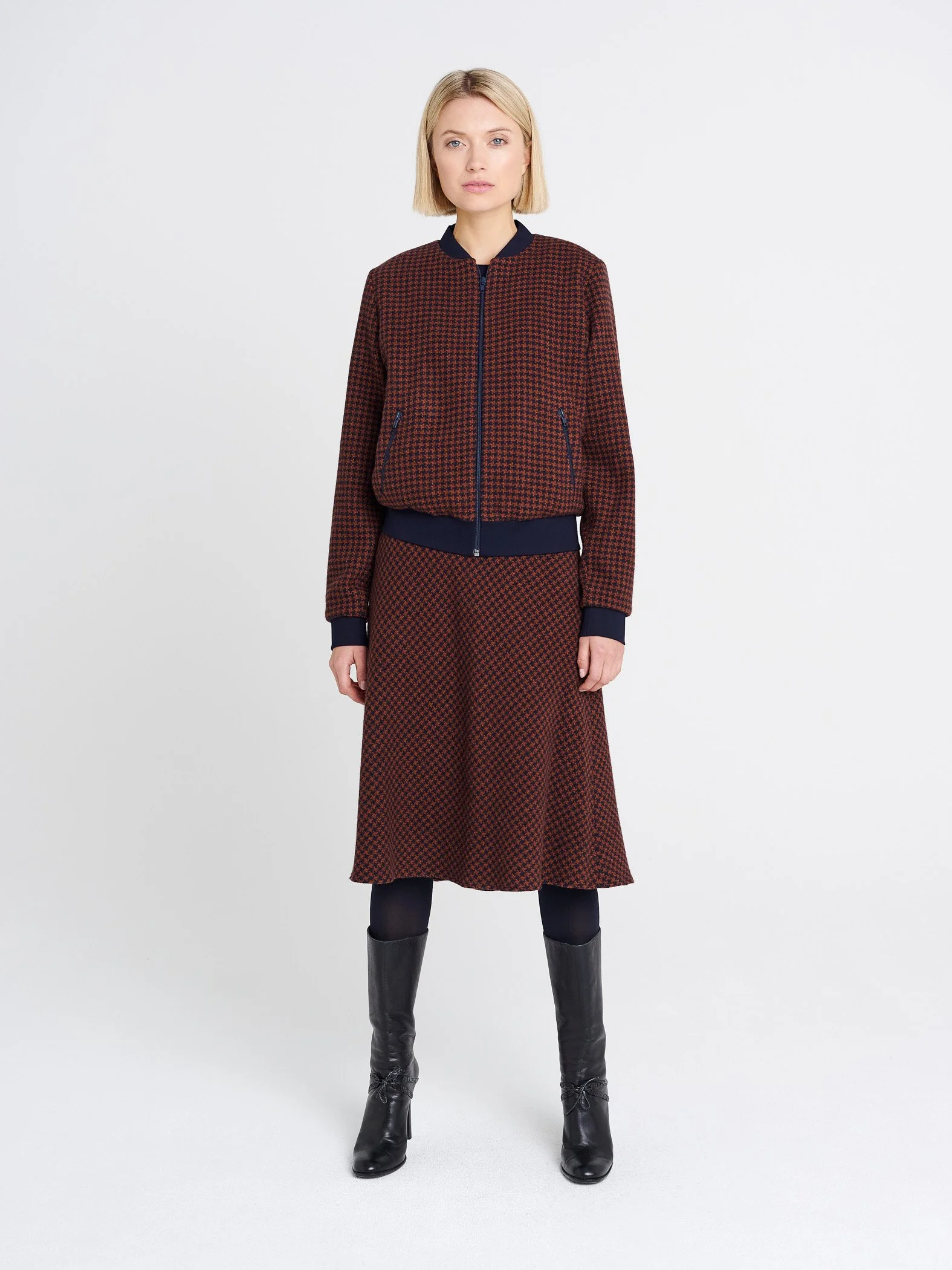 Blouson-Jacke mit Strickbündchen und -kragen in braun/dunkelblau hahnentritt