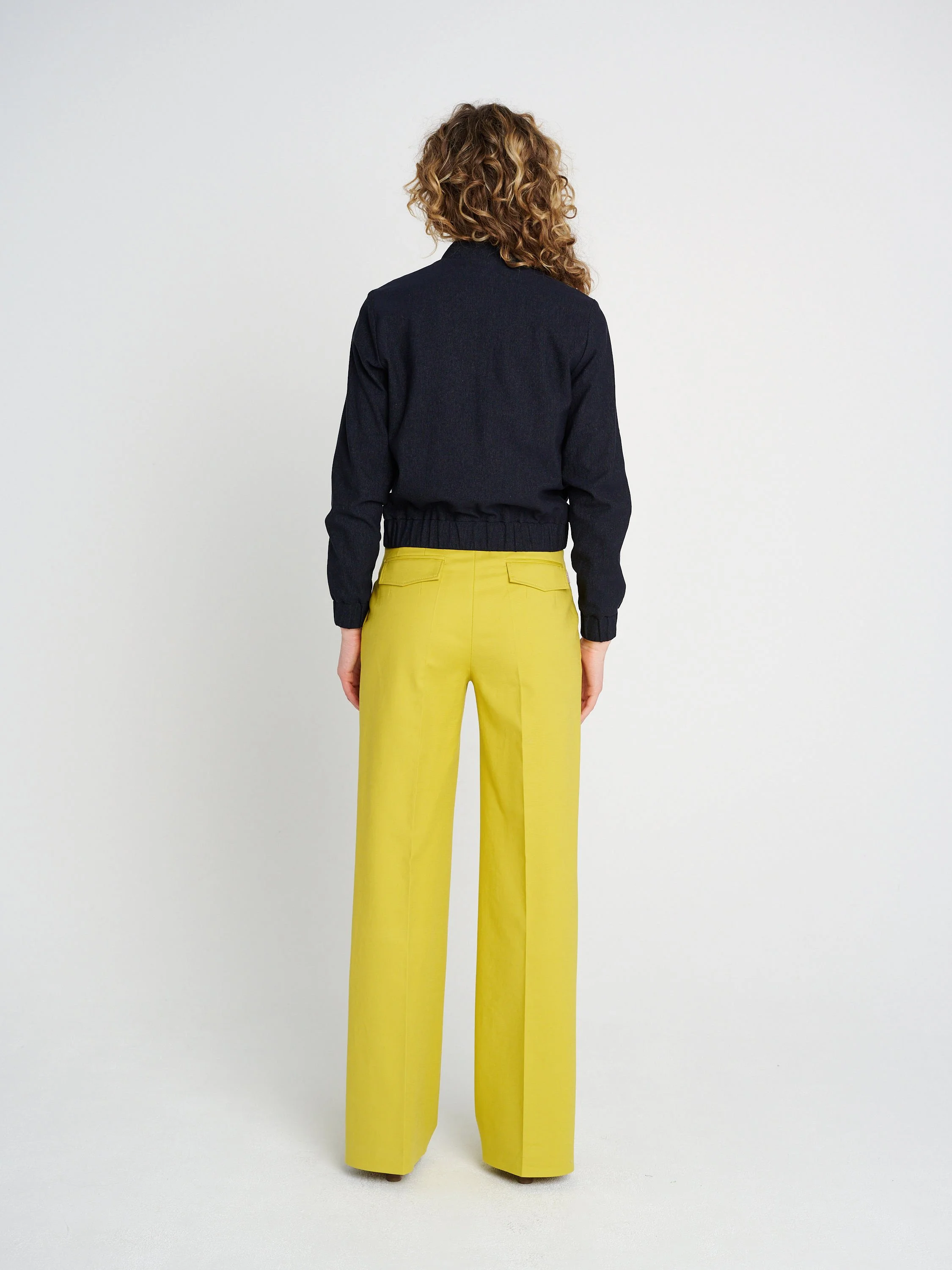 Moderne Baumwoll-Hose in gelb mit Bügelfalte, Klappentaschen und geradem Bein