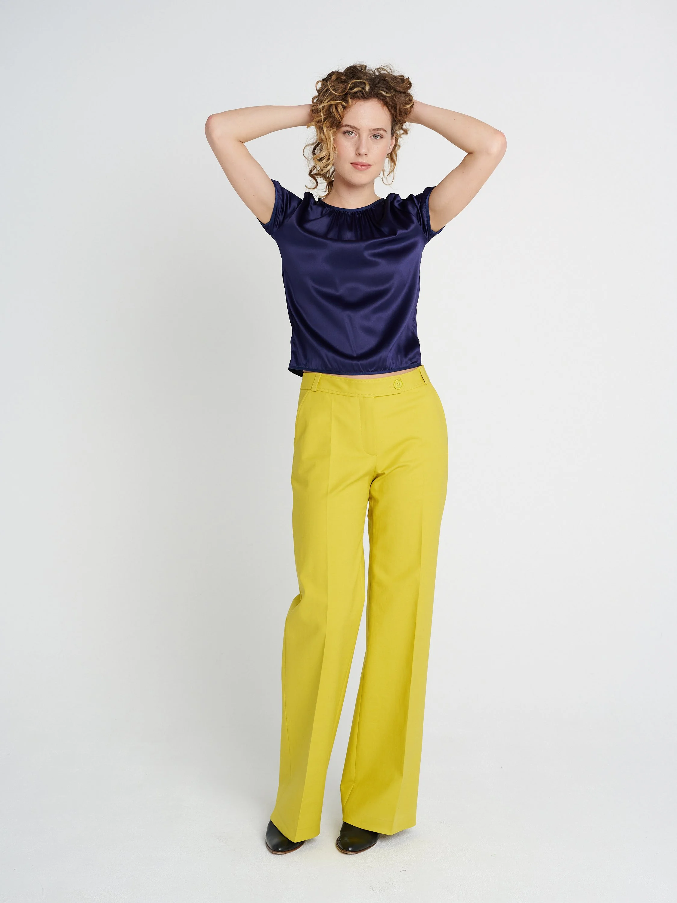 Seidenbluse mit eingefasstem Rundhalsausschnitt und dezenter Raffung in royalblau, kleine Ärmel.