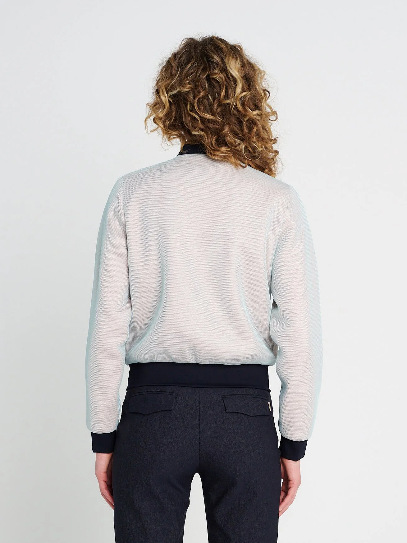 Blouson aus Netzstoff in türkis und rosa, Reißverschlusstaschen und Strickbündchen am Ärmel