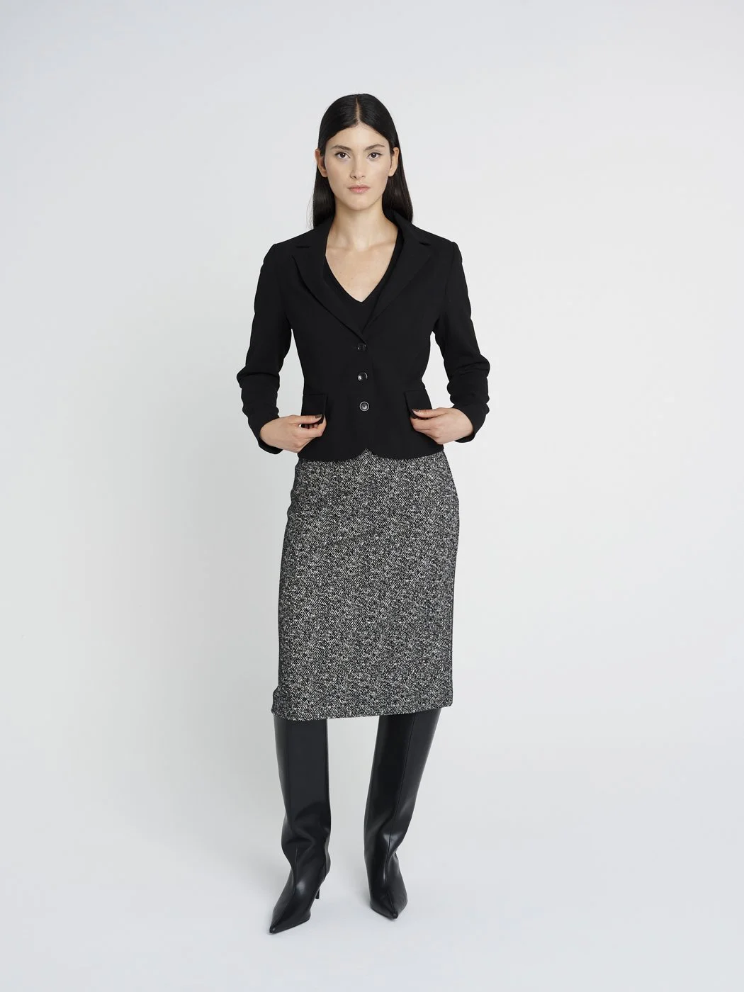 Gerader, mittellanger Rock aus Jersey in schwarz/ creme meliert mit schmalem Taillenbündchen und Schlitz.