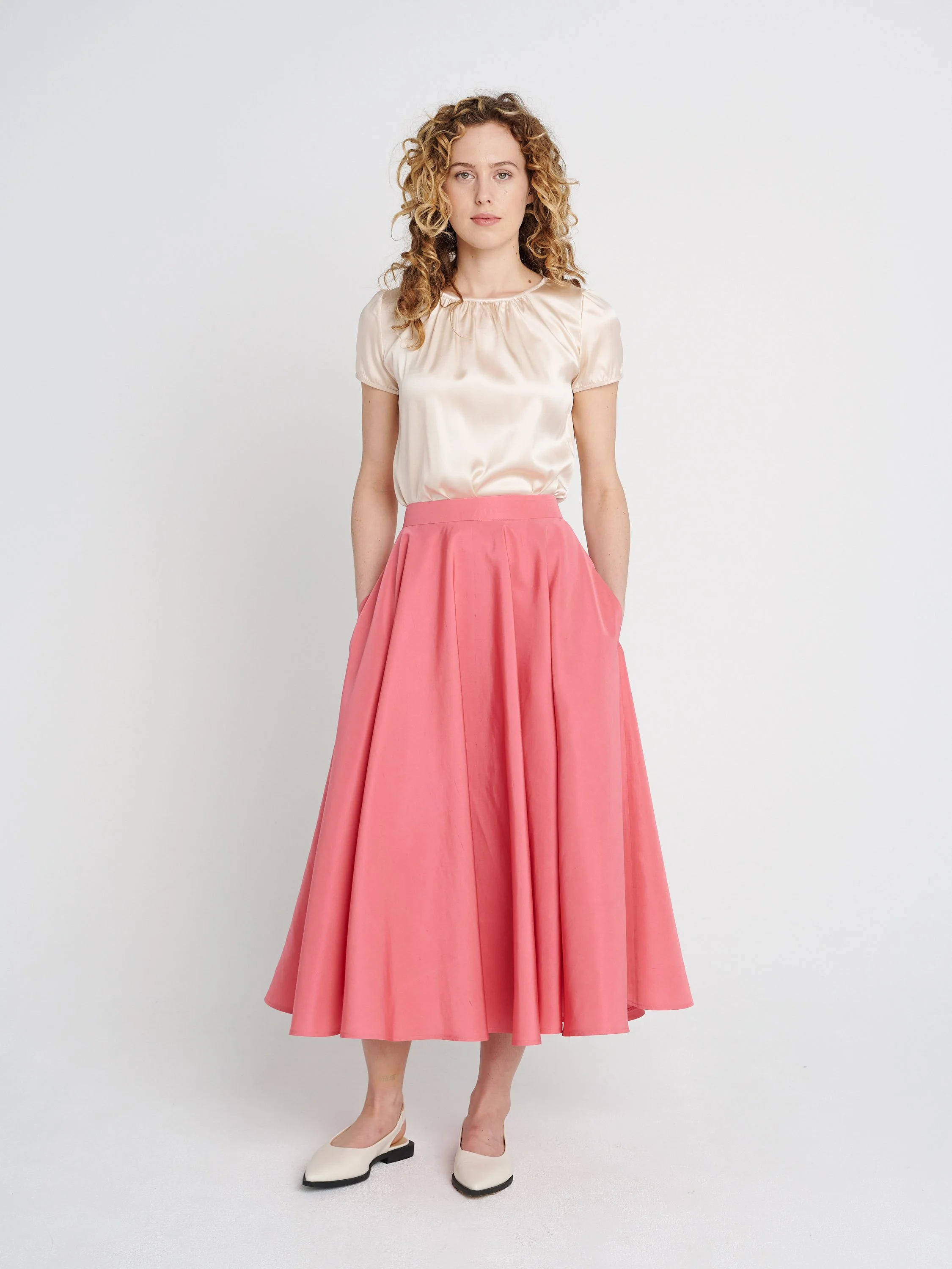 Sommerliches, leichtes Shirt mit Raffung und kleinen Ärmeln aus Seide in rosé/ ecru