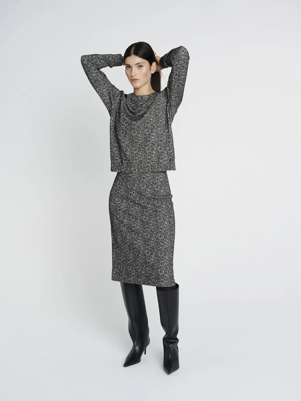 Langärmliger Sweater mit Gummi-Bündchen und rundem Ausschnitt in schwarz/ weiß meliert.