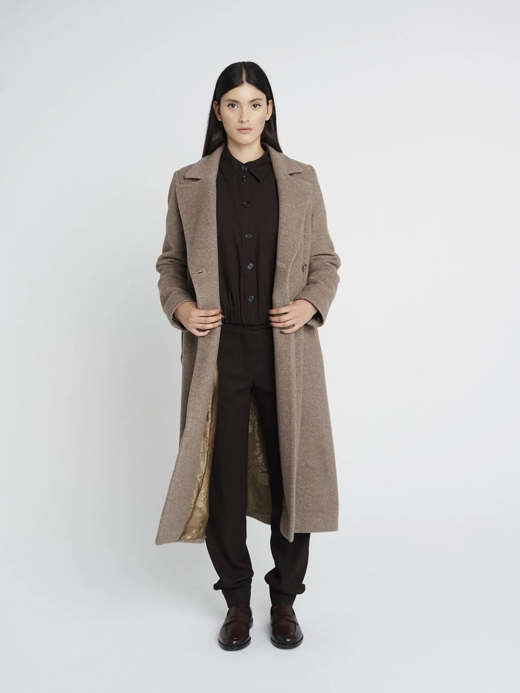 Lässiger, langer Wintermantel, braun/grau mit gleichfarbigem Gürtel, breites Revers und Taschen.