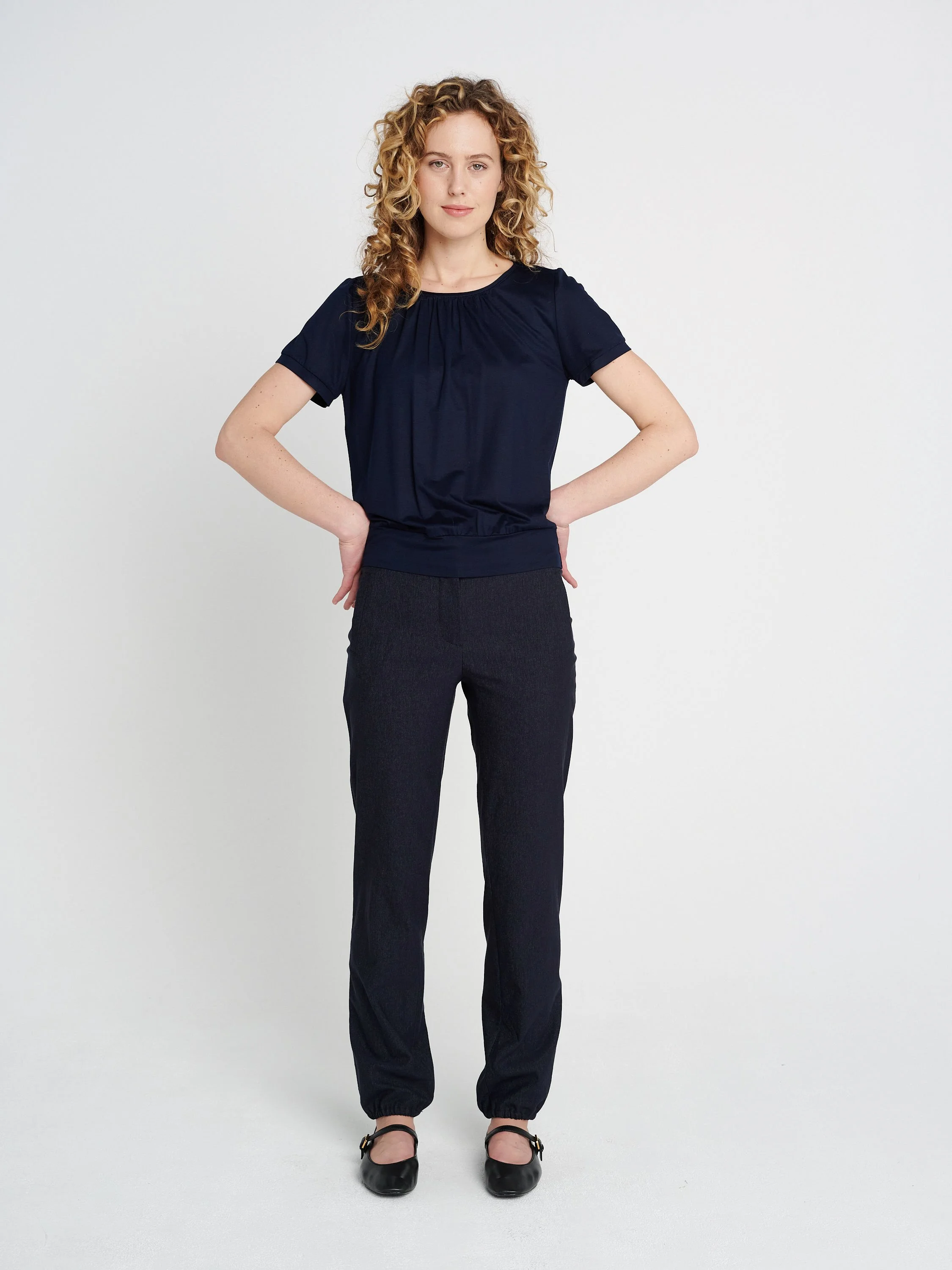 Dunkelblaues  T-Shirt, kurzärmlig, luftig geschnitten mit Bündchen aus weichem Bambus-Jersey.