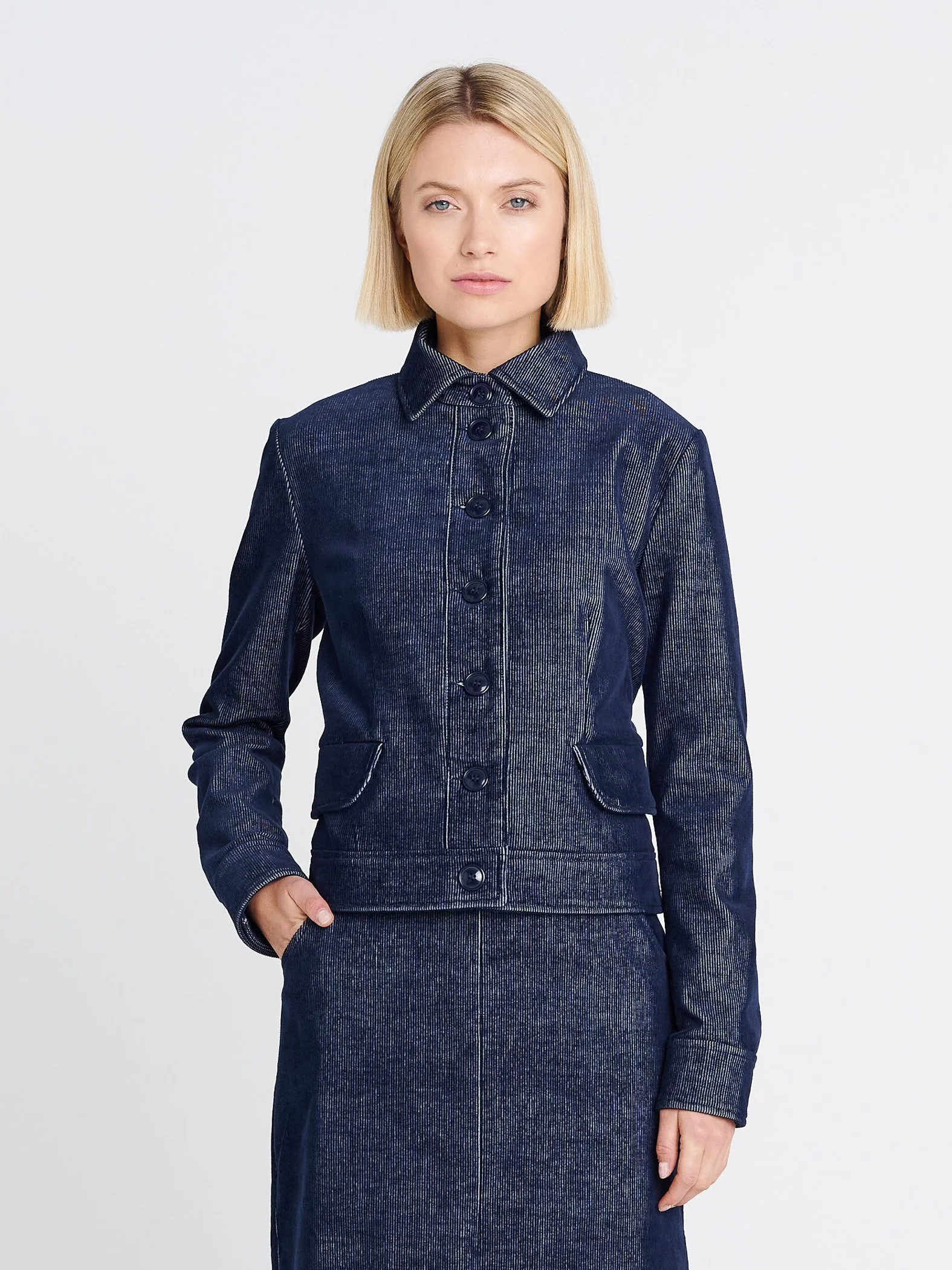 Lässig-elegante Cord-Jacke mit Kragen, Klappentaschen und Knöpfen in dunkelblau