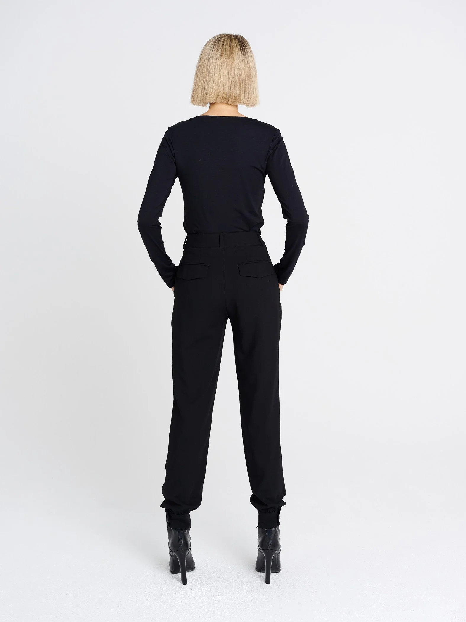 Schwarzes Langarmshirt für Damen mit rundem Ausschnitt, schmal geschnitten