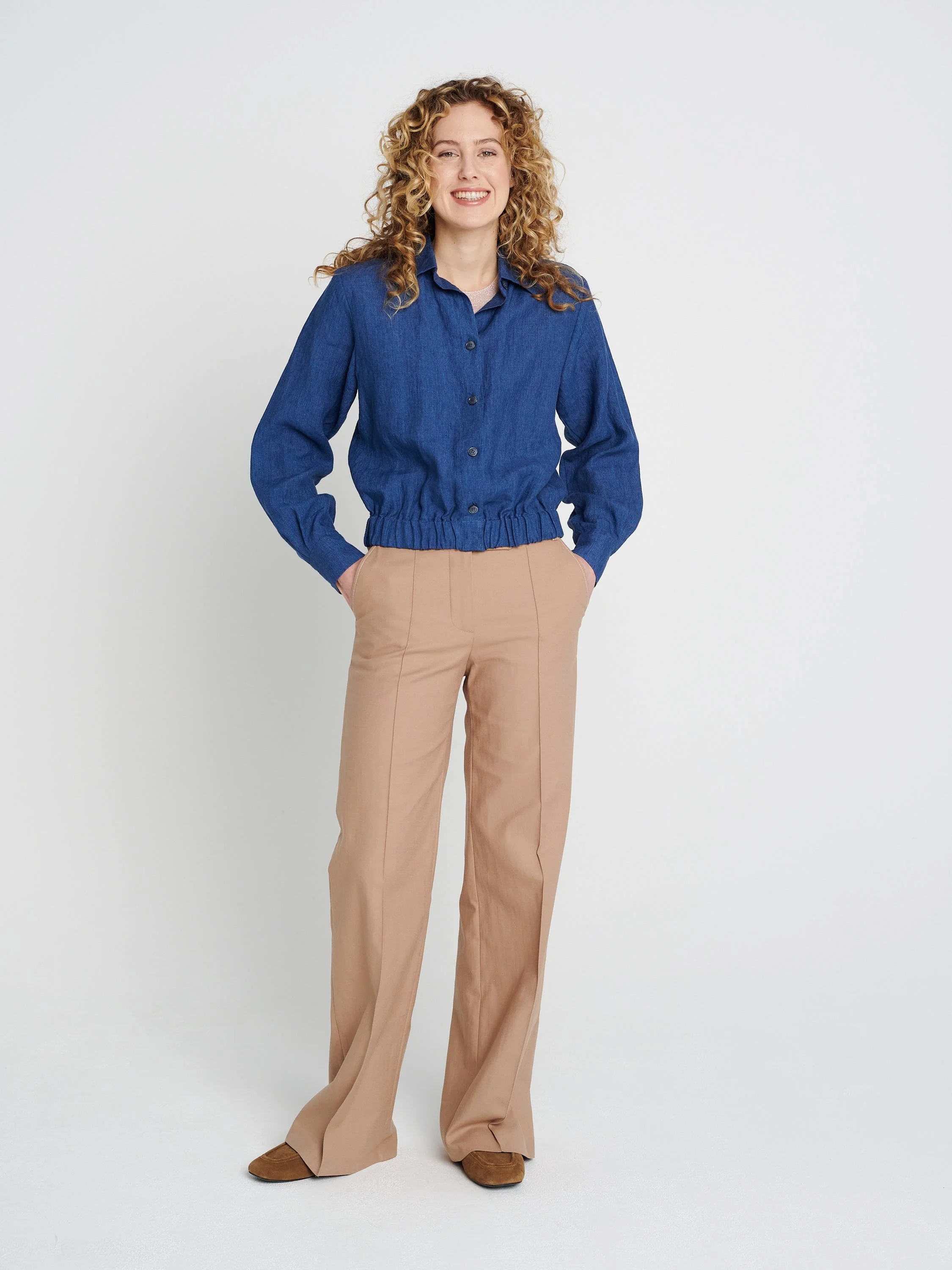 Hemdblouson aus Leinen mit lockeren Ärmeln und schmalen Manschetten in blau.