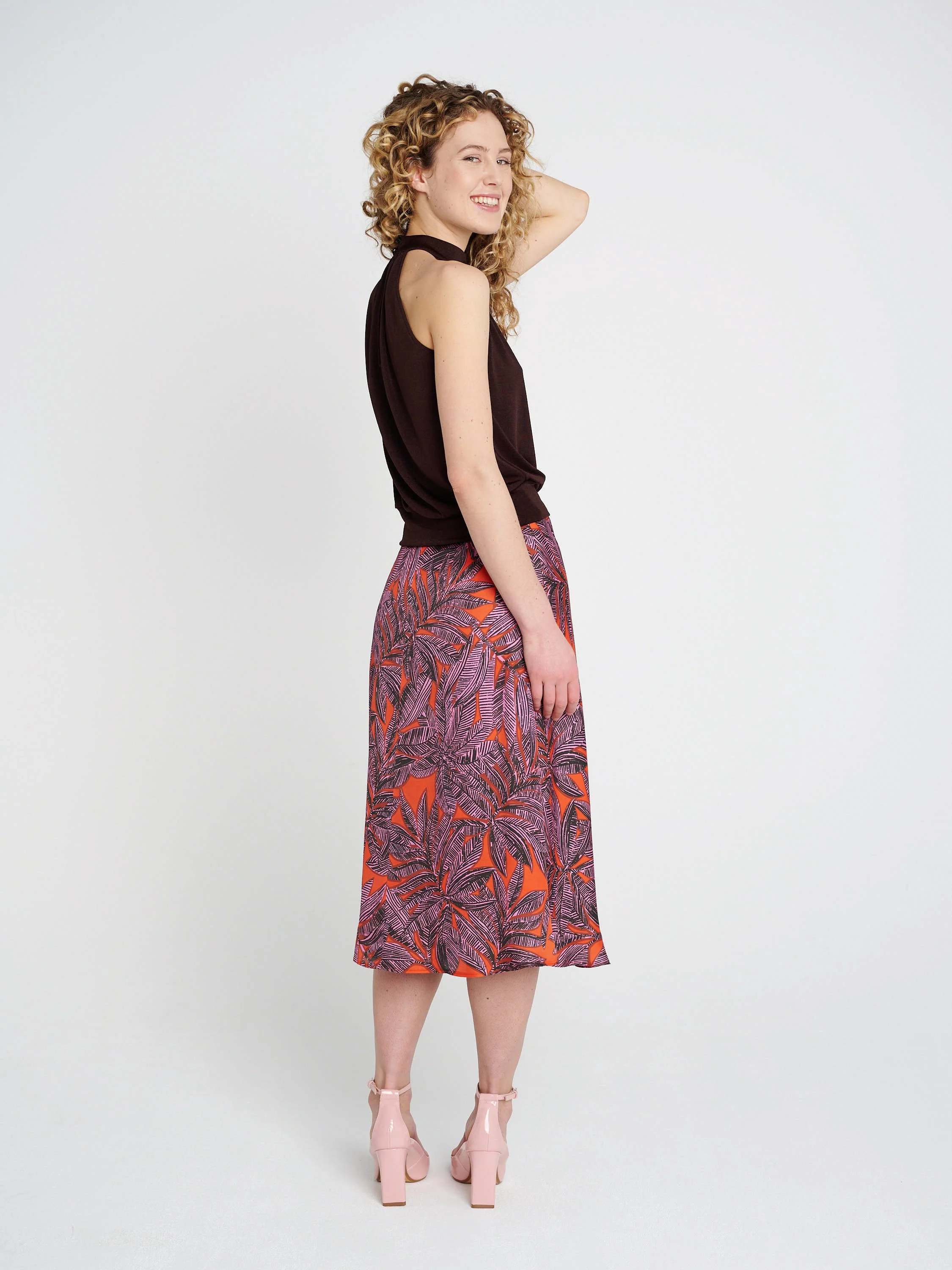 Ärmelloses Glitzertop mit schmalem Kragen und Bündchen am Saum in dunkelbraun.