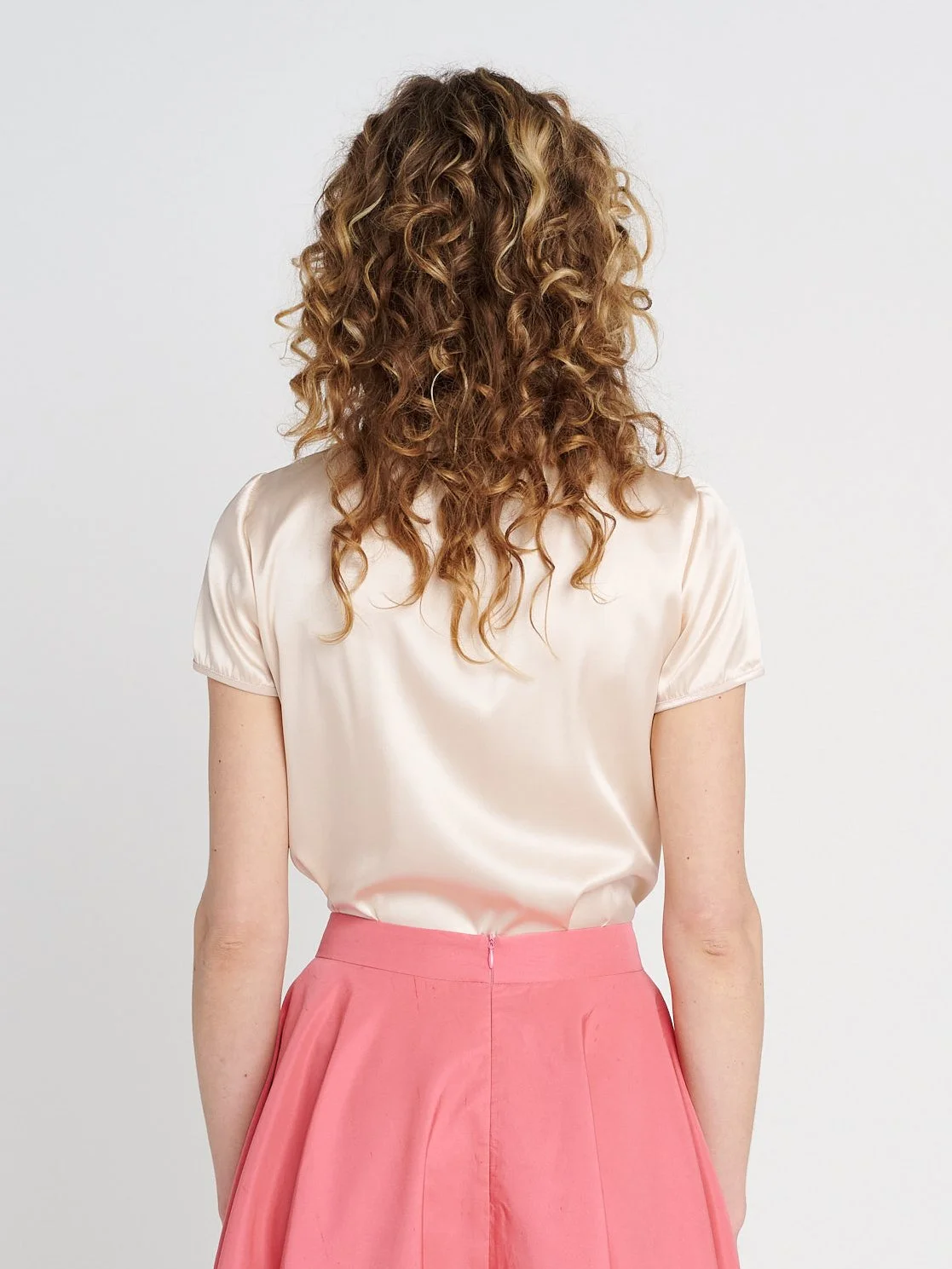 Sommerliches, leichtes Shirt mit Raffung und kleinen Ärmeln aus Seide in rosé/ ecru