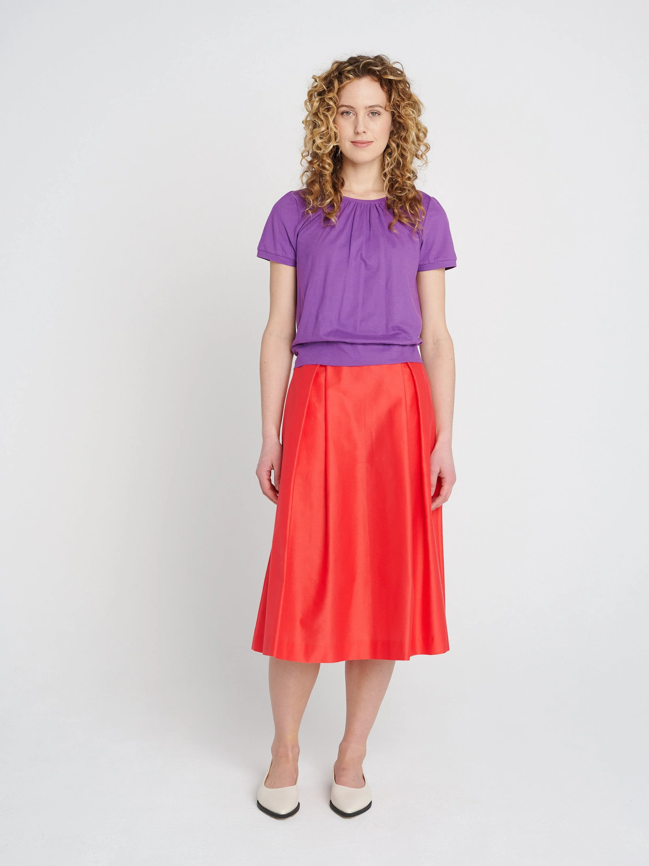 Lila T-Shirt aus Baumwolle, kurzärmelig, Rundhalsausschnitt mit Raffung, Bündchen an Ärmeln und Saum