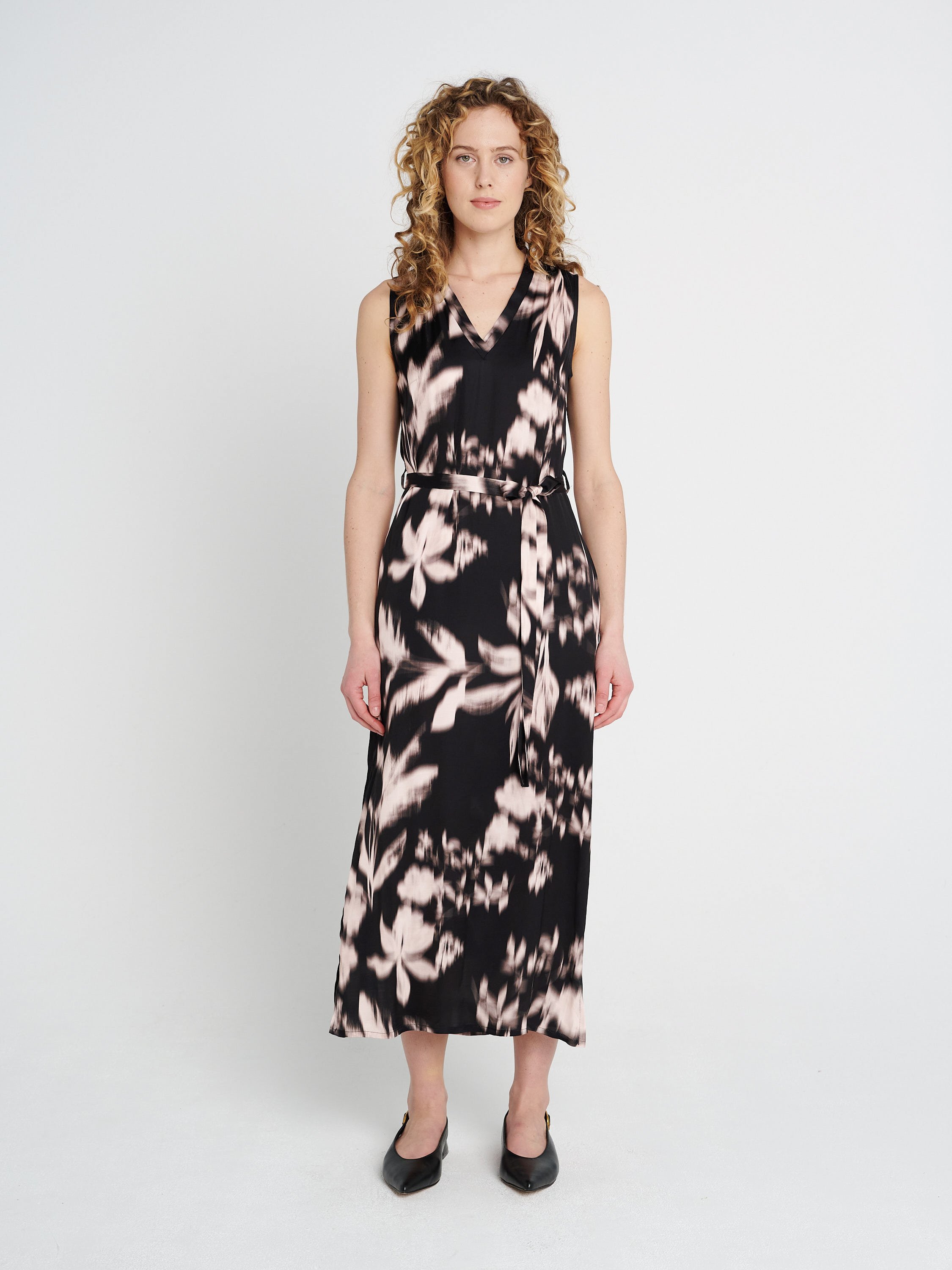 Ärmelloses Viskosekleid mit eingefasstem V-Ausschnitt, Schlitzen und optionalem Gürtel, schwarz-rosa gemustert