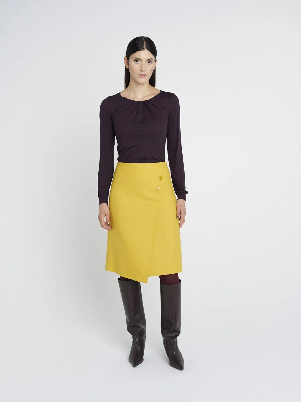 Leuchtend gelber, asymmetrischer Wollrock, knielang im sixties-Stil, knöpfe vorne, leichte A-Linie..jpg