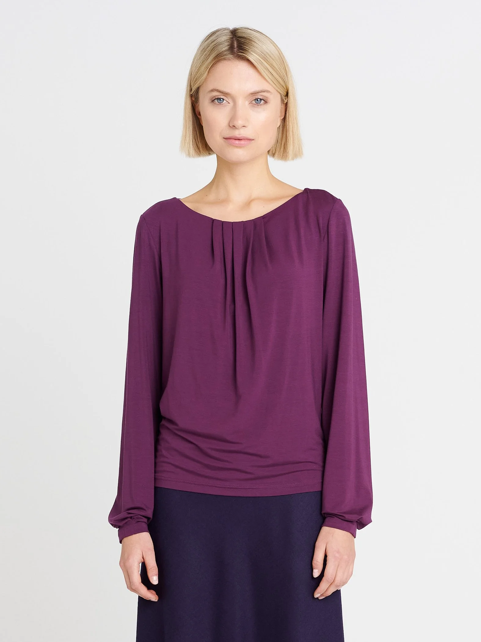 Weiches lilafarbendes Langarmshirt mit modisch gefaltetem Rundhalsausschnitt.