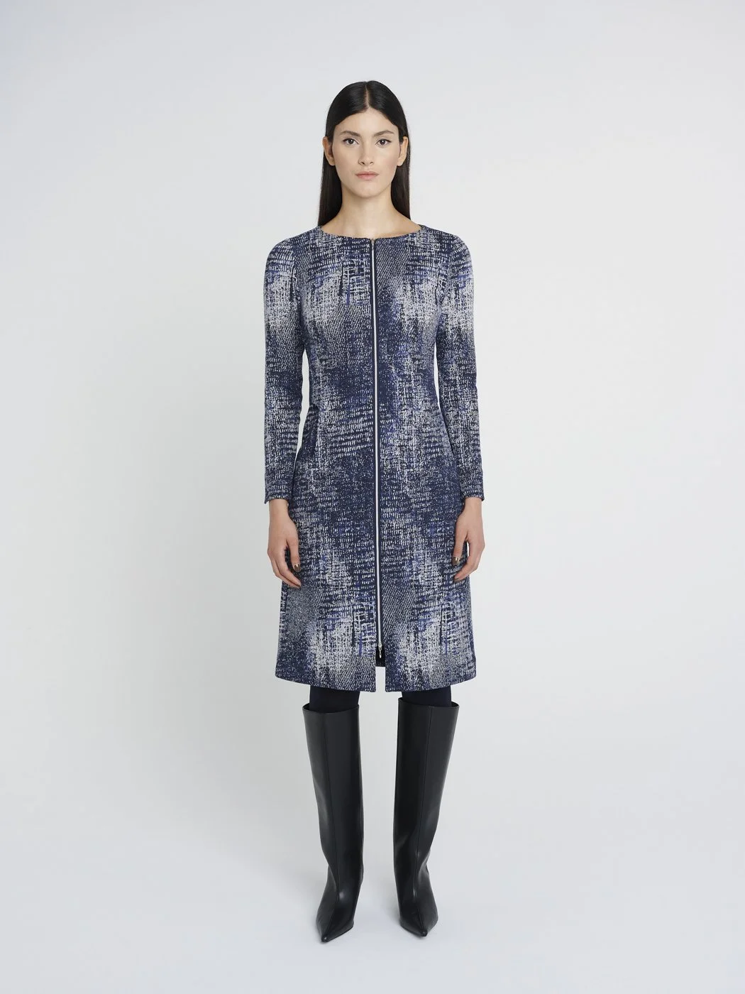 Blau/ weiß/ schwarzes Reißverschlusskleid im Retrolook mit Rundhalsausschnitt und schmalen Ärmeln, knielang.