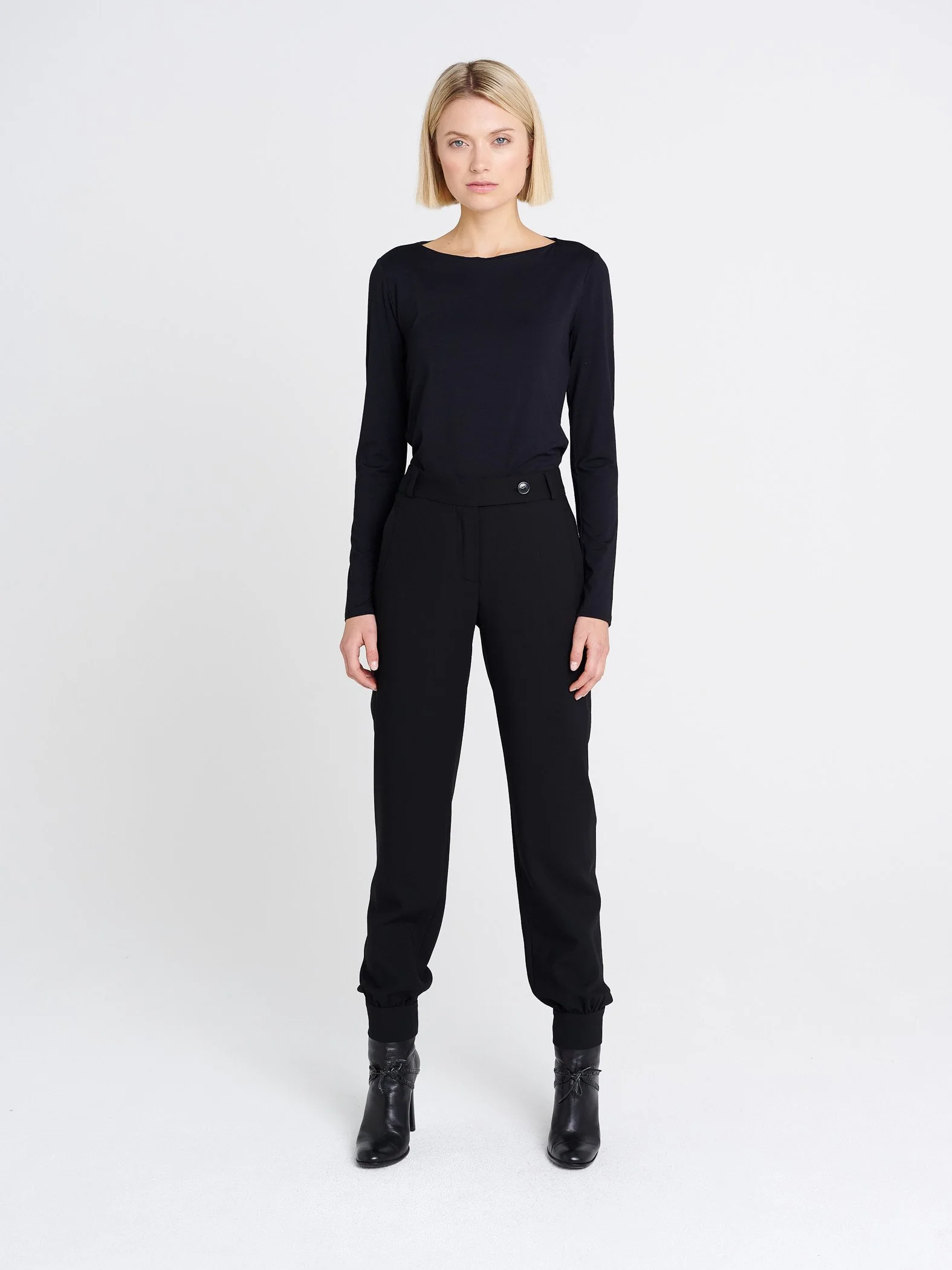Schwarzes Langarmshirt für Damen mit rundem Ausschnitt, schmal geschnitten